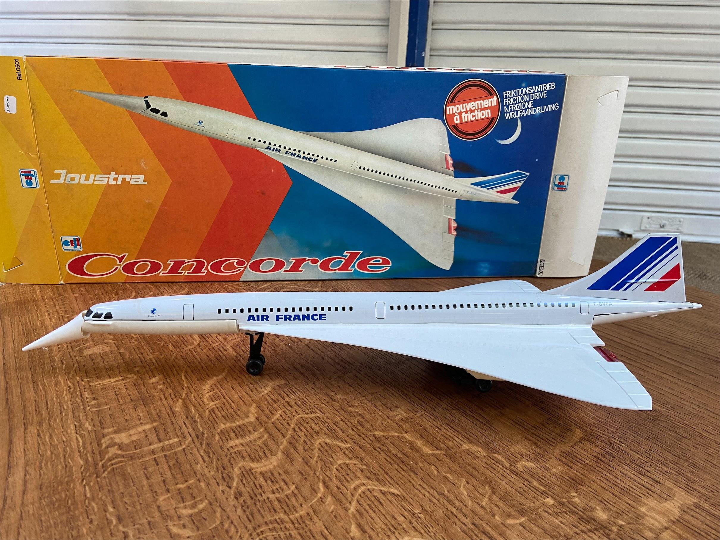 Jouet à collectionner - avion Concorde 2 - années 1970
Guidé par l'électricité
Edition Joustra
Mesures : L 59 x P 27 x H 13 cm
Tôle et plastique
Circa 1970
Canettes
En très bon état vintage ( voir photos).