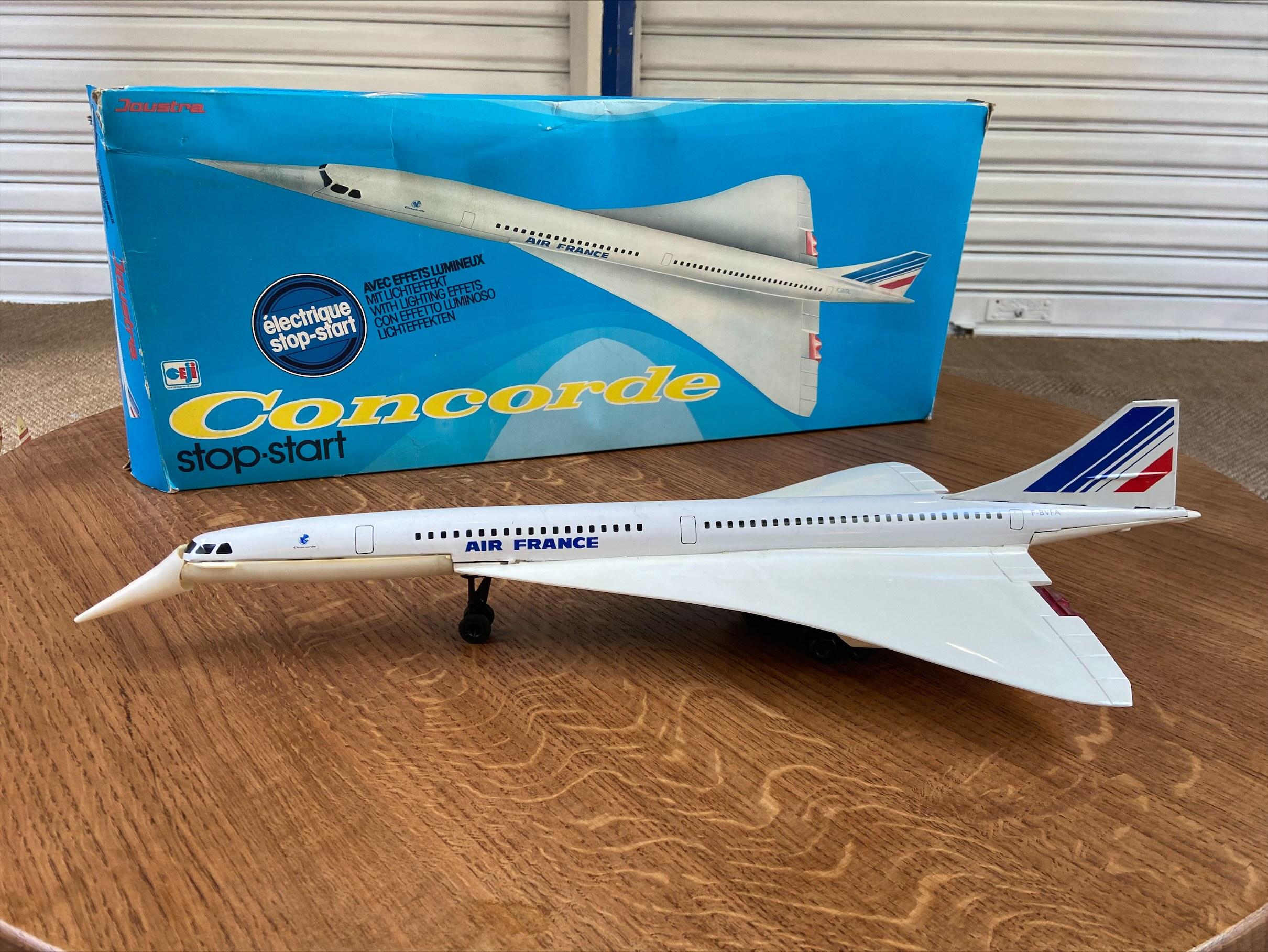 Collectible toy - Concorde 3 plane - 1970s
Electric guided
Joustra Edition
Measures: L59xP27xH13cm
Sheet metal and plastic
Circa 1970
Canned
In very good vintage condition (see pictures).