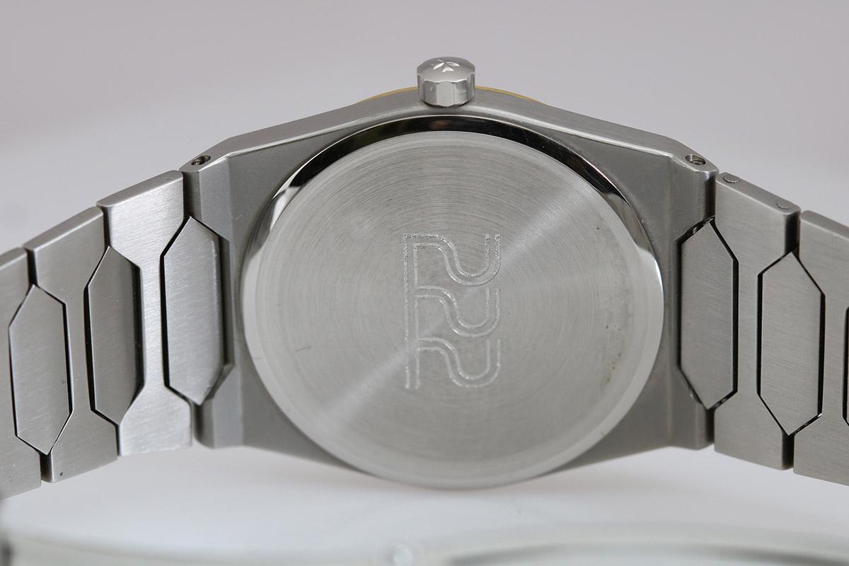 Il s'agit d'une rare et précieuse Vacheron Constantin Jumbo 222 en acier inoxydable et or jaune des années 1970. L'état de l'étui est spectaculaire. Tous les bords sont nets et intacts. Le cadran champagne d'origine est parfait et tous les