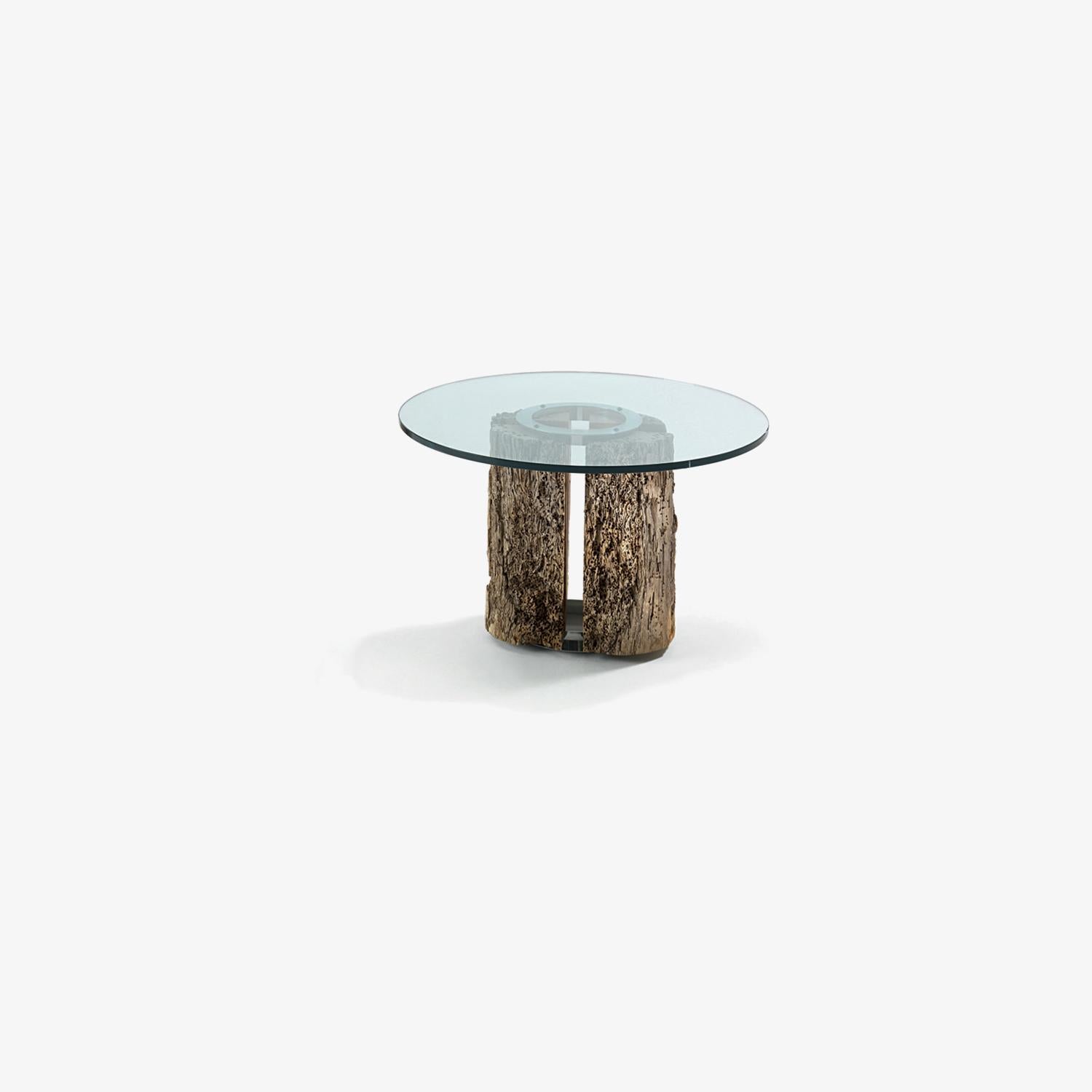 Entièrement fabriquée en bois de cèdre massif parfumé, cette table présente des côtés arrondis et de fines arêtes biseautées sur le plateau et les pieds, ce qui lui confère un design délicat et sinueux. Sa légèreté est accentuée par l'utilisation