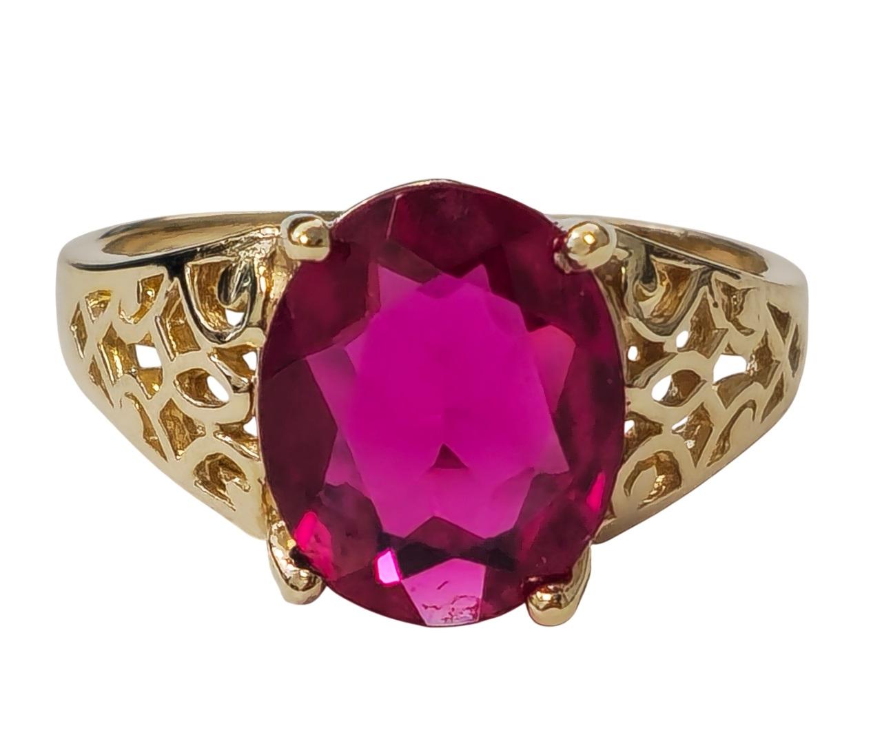 Dieser Ring aus 10-karätigem Gelbgold ist mit einem markanten Solitär-Rubin von 3,12 Karat besetzt. Mit seiner außergewöhnlichen Sättigung und Farbe strahlt der Rubin im Ovalschliff zeitlose Eleganz und Raffinesse aus. Mit einem Gewicht von 2,50