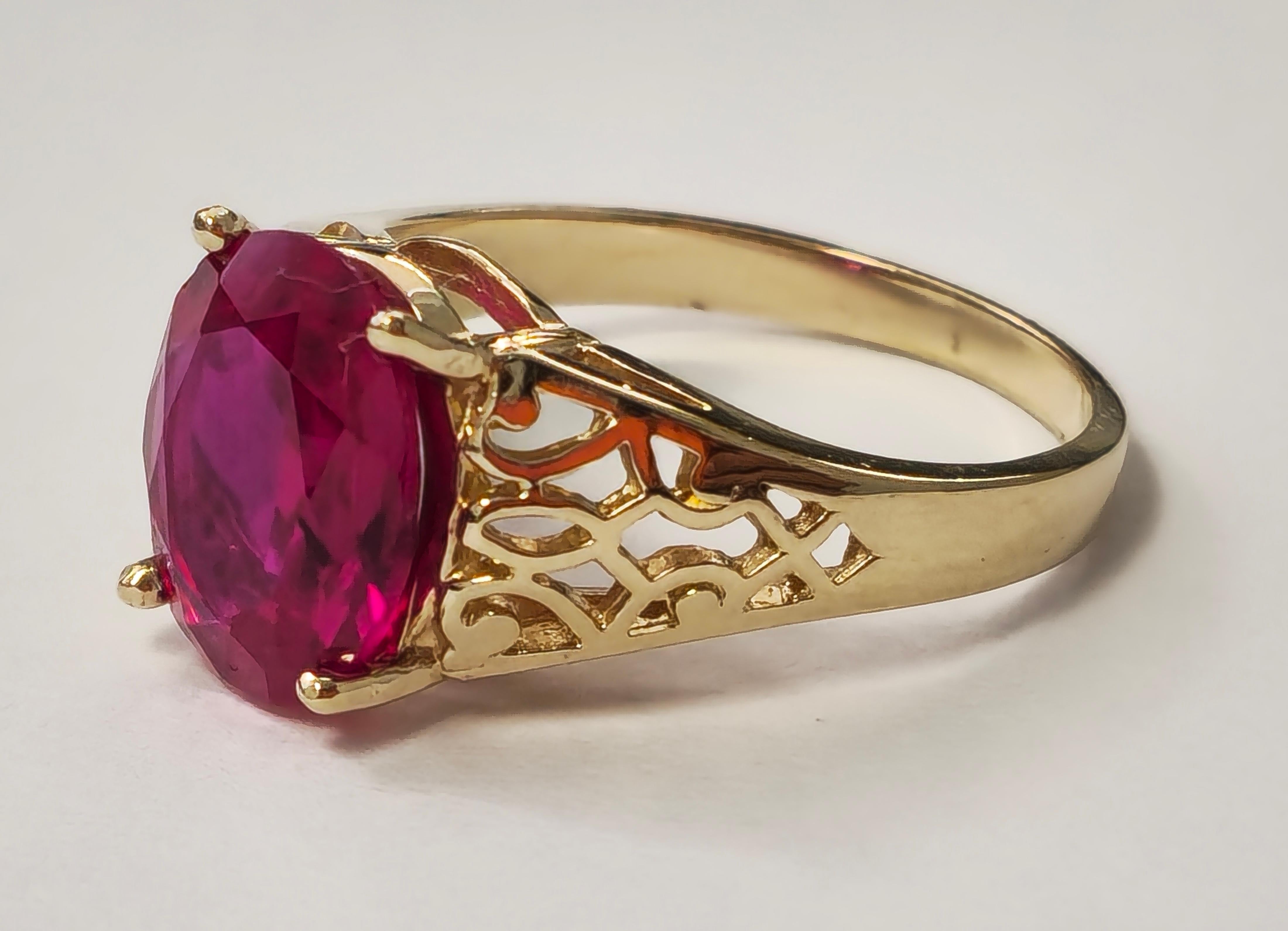 Contemporary Collectible Vintage AAA Ruby Ring in Yellow Gold  For Sale