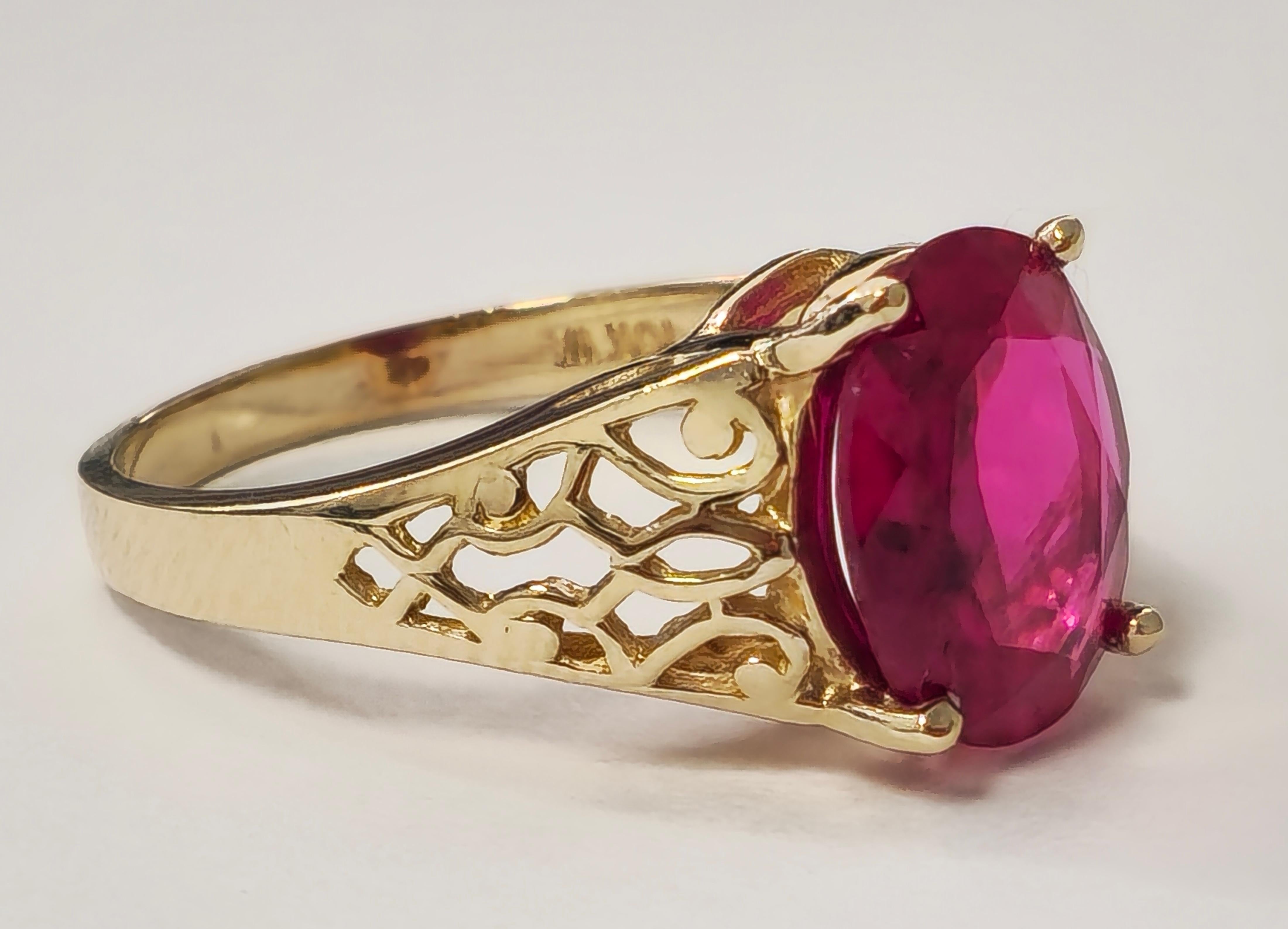 Oval Cut Collectible Vintage AAA Ruby Ring in Yellow Gold  For Sale