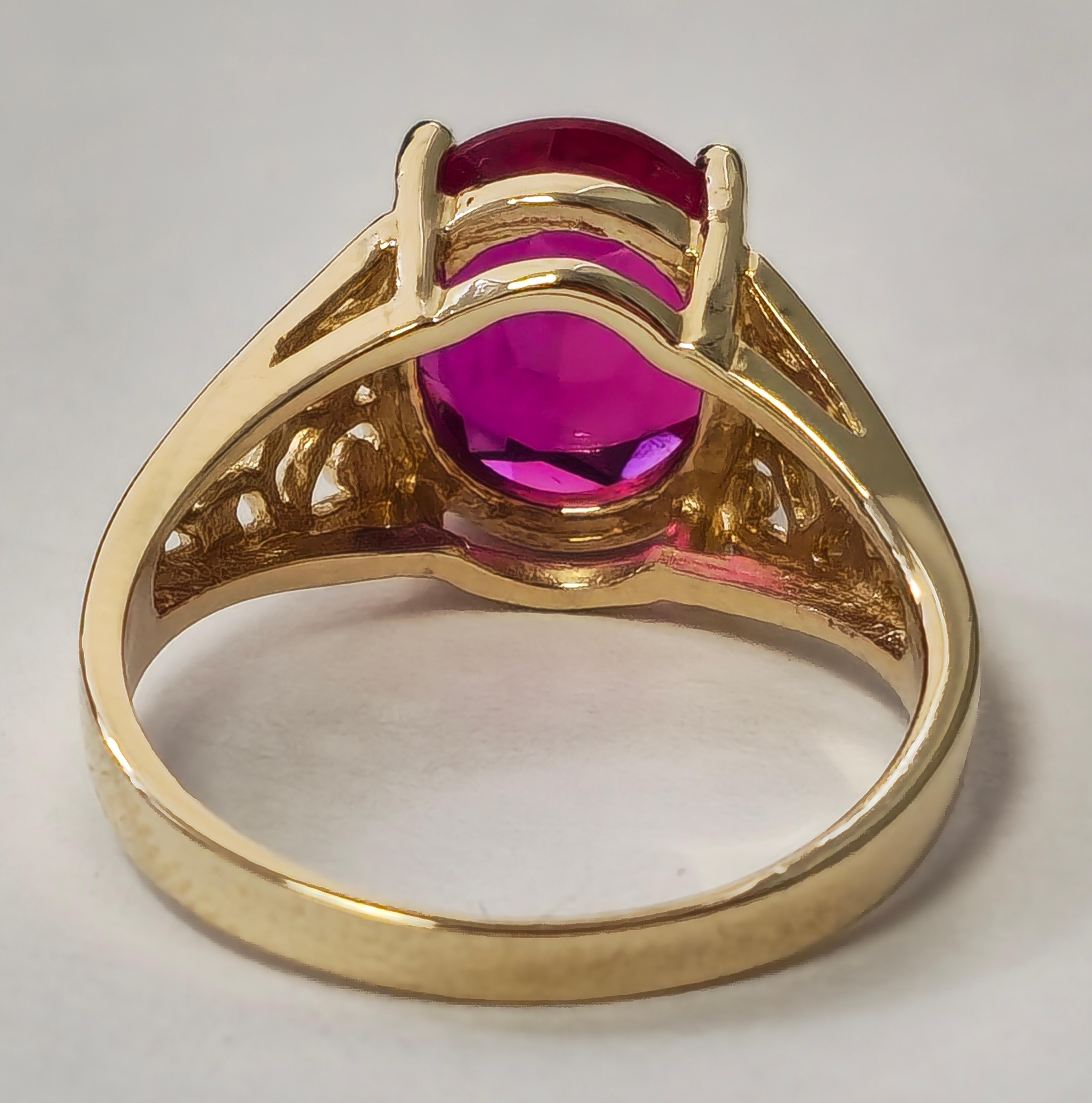 Collectible Vintage AAA Ruby Ring in Yellow Gold  In Excellent Condition For Sale In Miami, FL