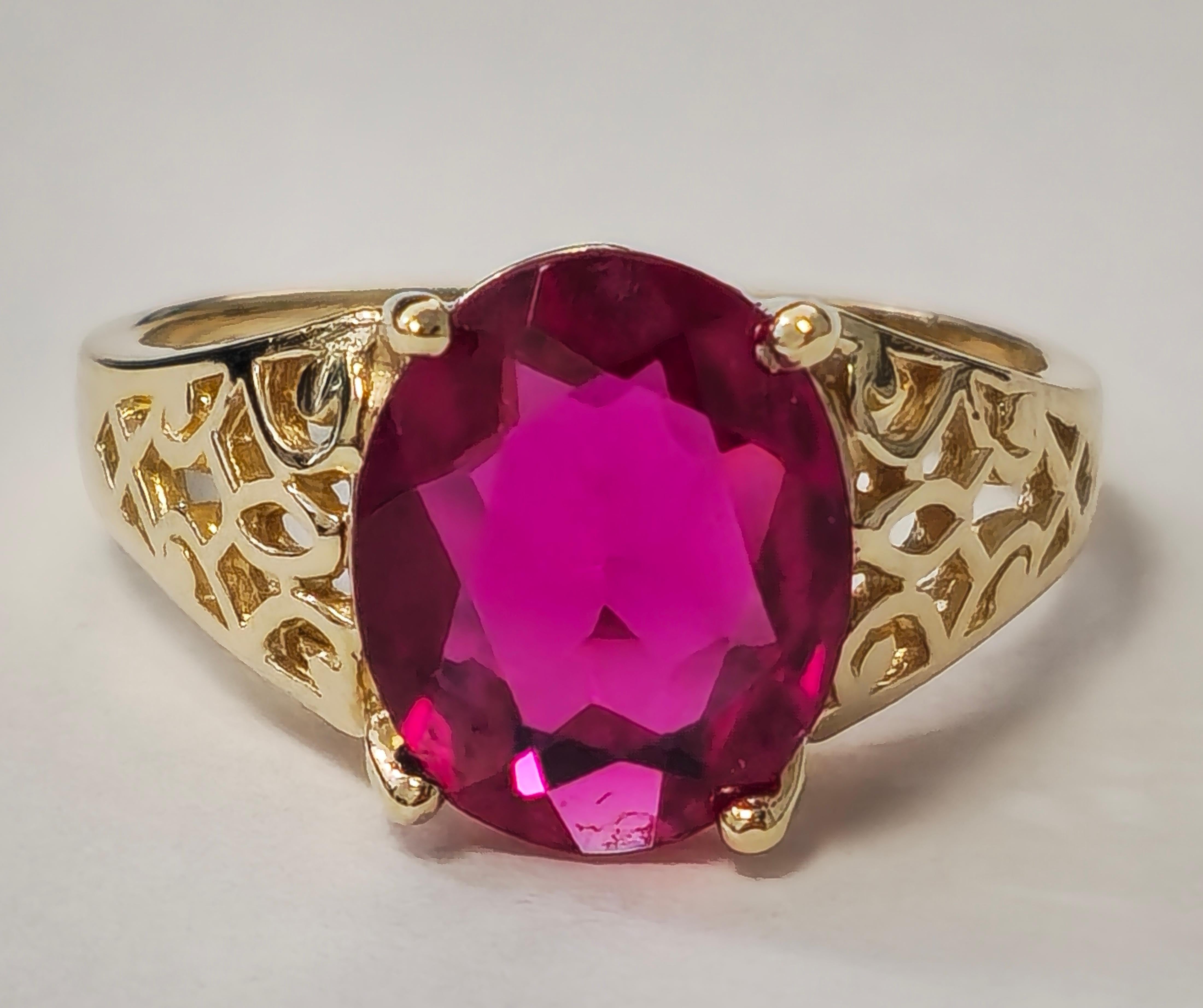 Women's Collectible Vintage AAA Ruby Ring in Yellow Gold  For Sale