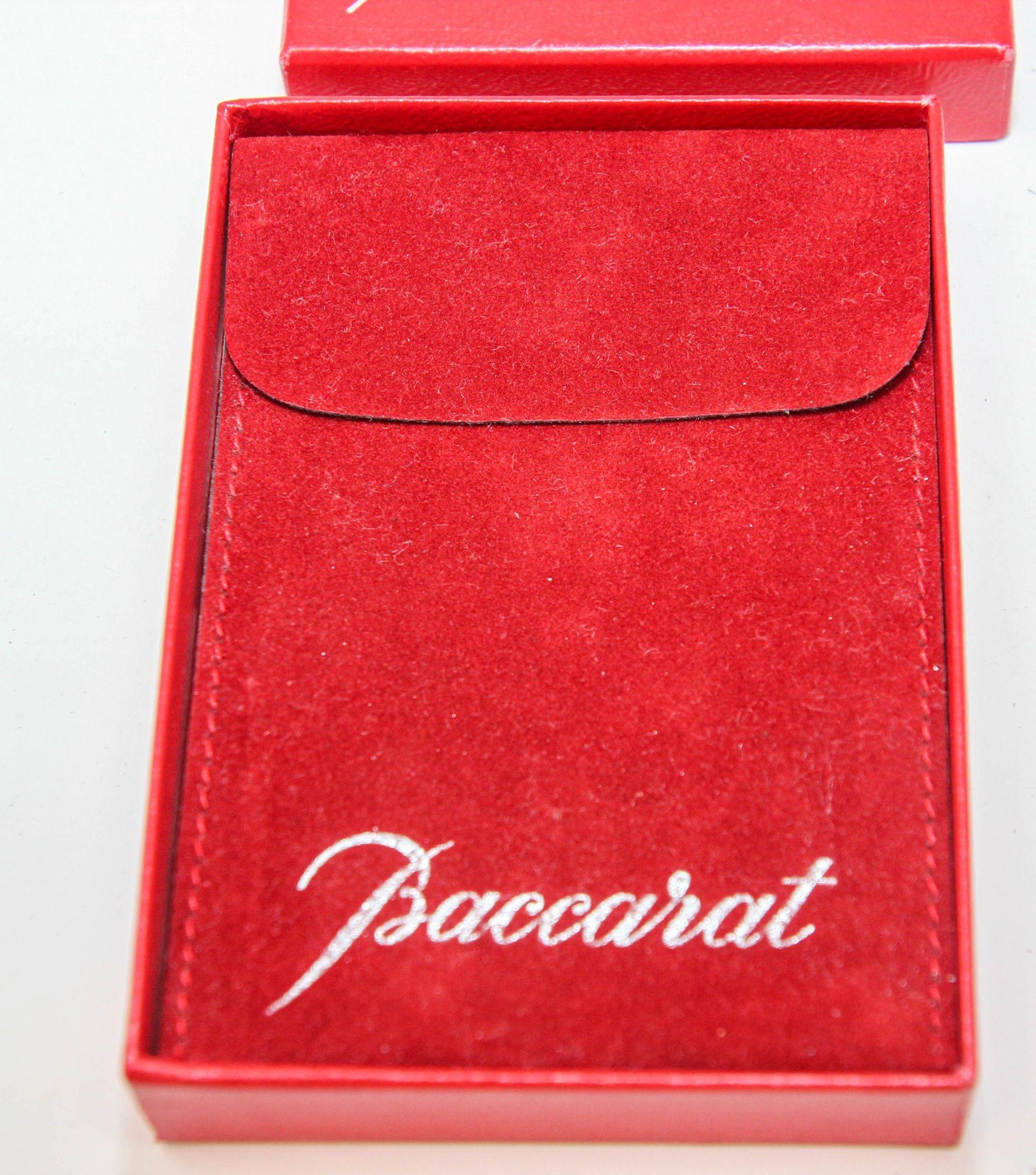 Vintage Collectible Baccarat Crystal Noel 1984 Ornament Signed Baccarat Crystal Ornament 1984, with Box.
Arbre de Noël vintage en cristal dans sa boîte d'origine. Un objet de collection de l'année 1984, fabriqué en France.
Fabriqué à la main en