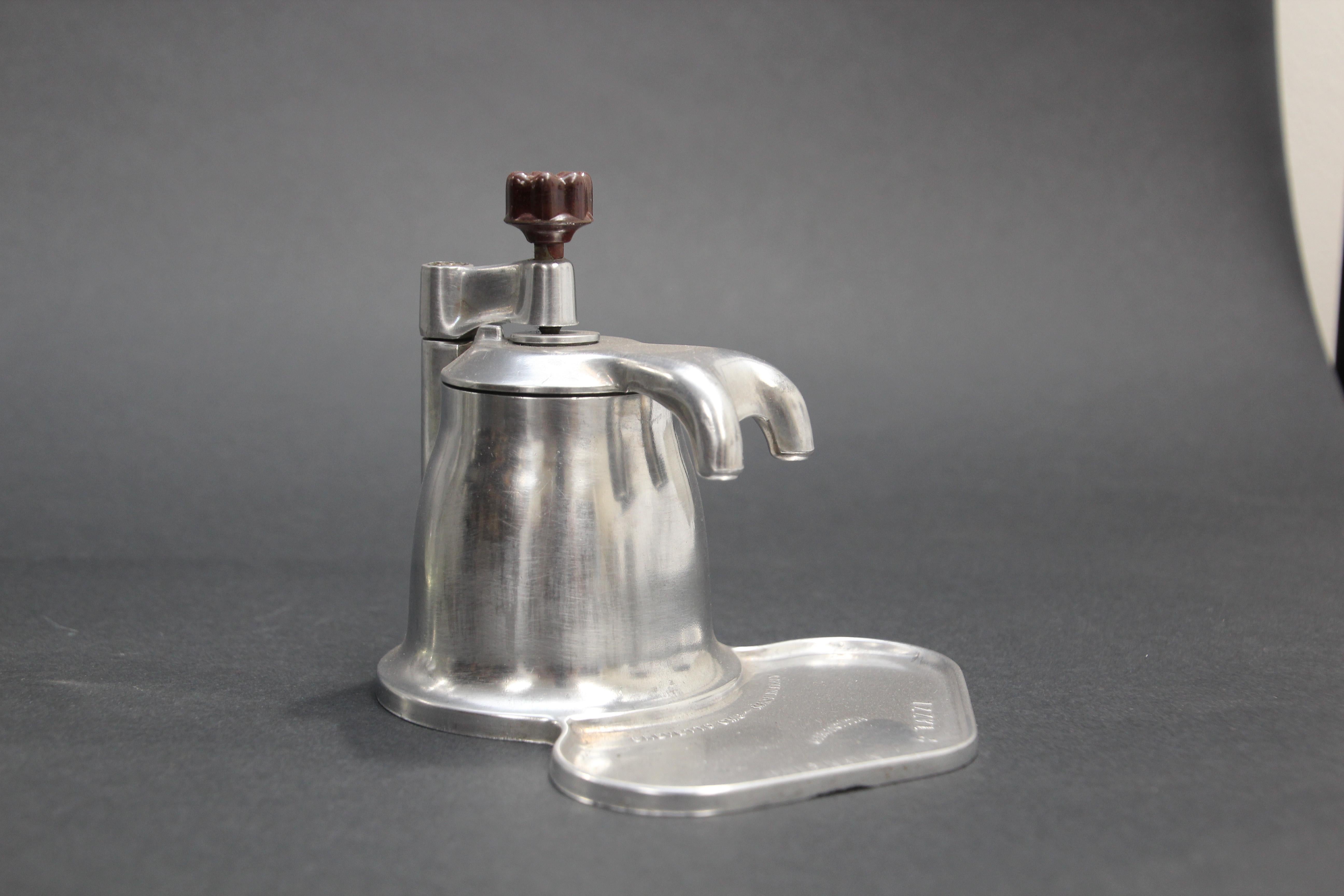 Espresso-Kaffeemaschine aus den 1950er Jahren für 2 Tassen. 
Sammlerstück aus Aluminium und Bakelit:: Espressokocher für den Herd. 
Kaffeekannenmaschine aus der Mitte des Jahrhunderts in italienischem Design. 
Dampfdruck-Kaffeemaschine. 
Toller