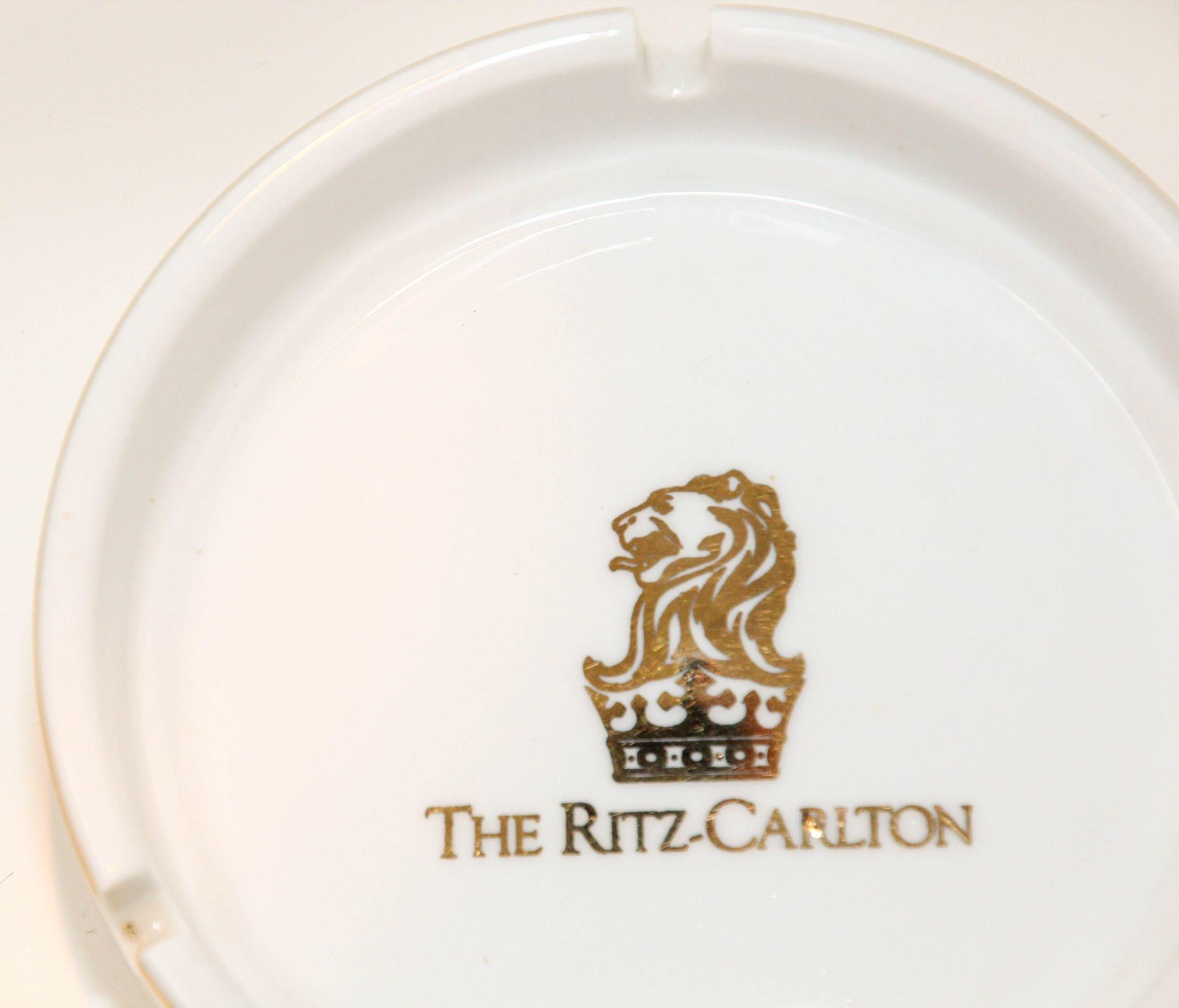 Aschenbecherschale „The Ritz Carlton“ aus Weiß und Gold mit Sammlerstücken (Hollywood Regency) im Angebot