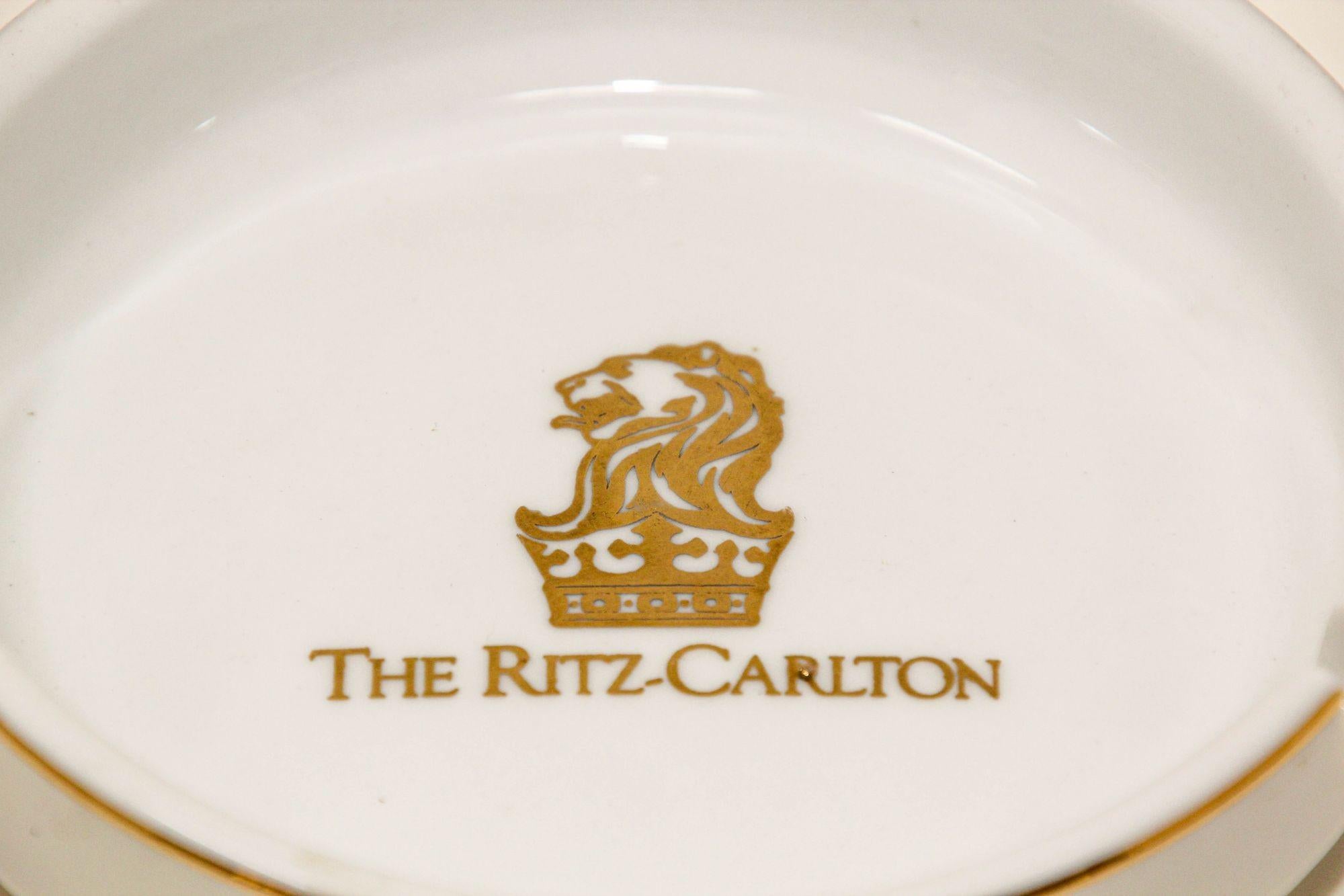 Aschenbecherschale „The Ritz Carlton“ aus Weiß und Gold mit Sammlerstücken (Französisch) im Angebot