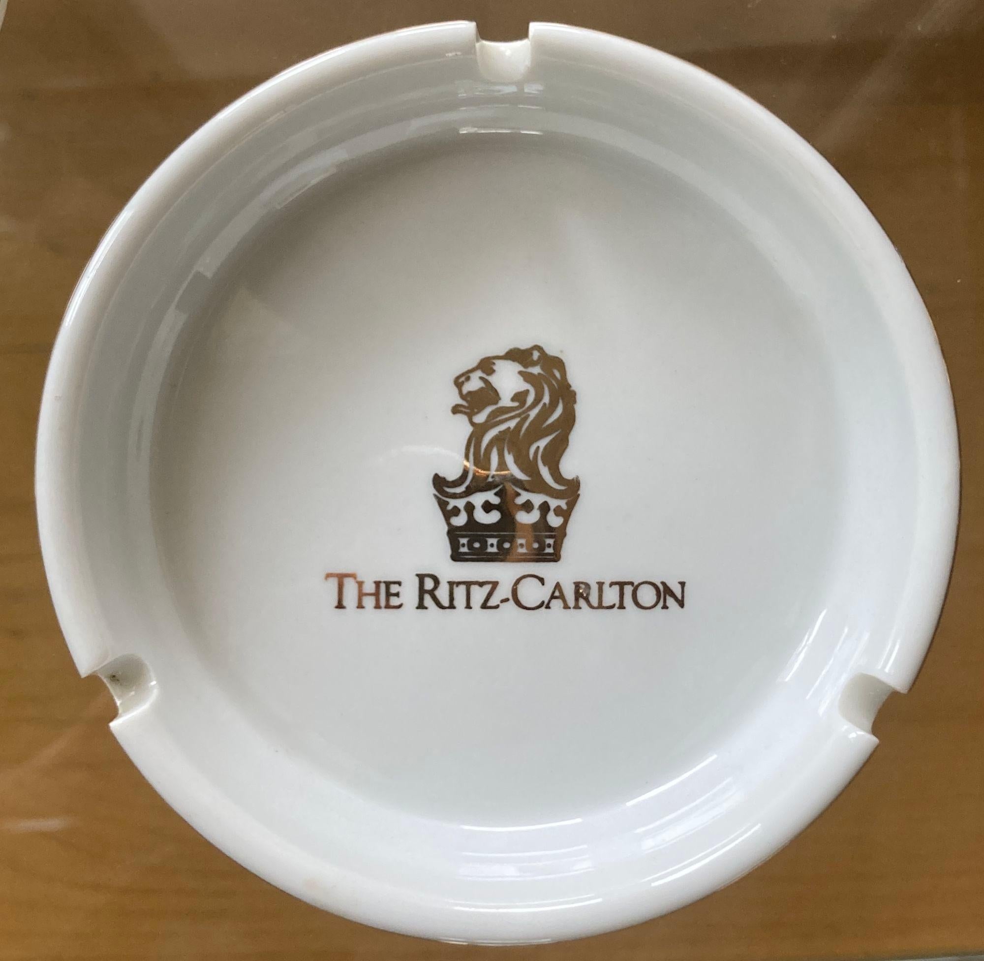 Aschenbecherschale „The Ritz Carlton“ aus Weiß und Gold mit Sammlerstücken (Porzellan) im Angebot