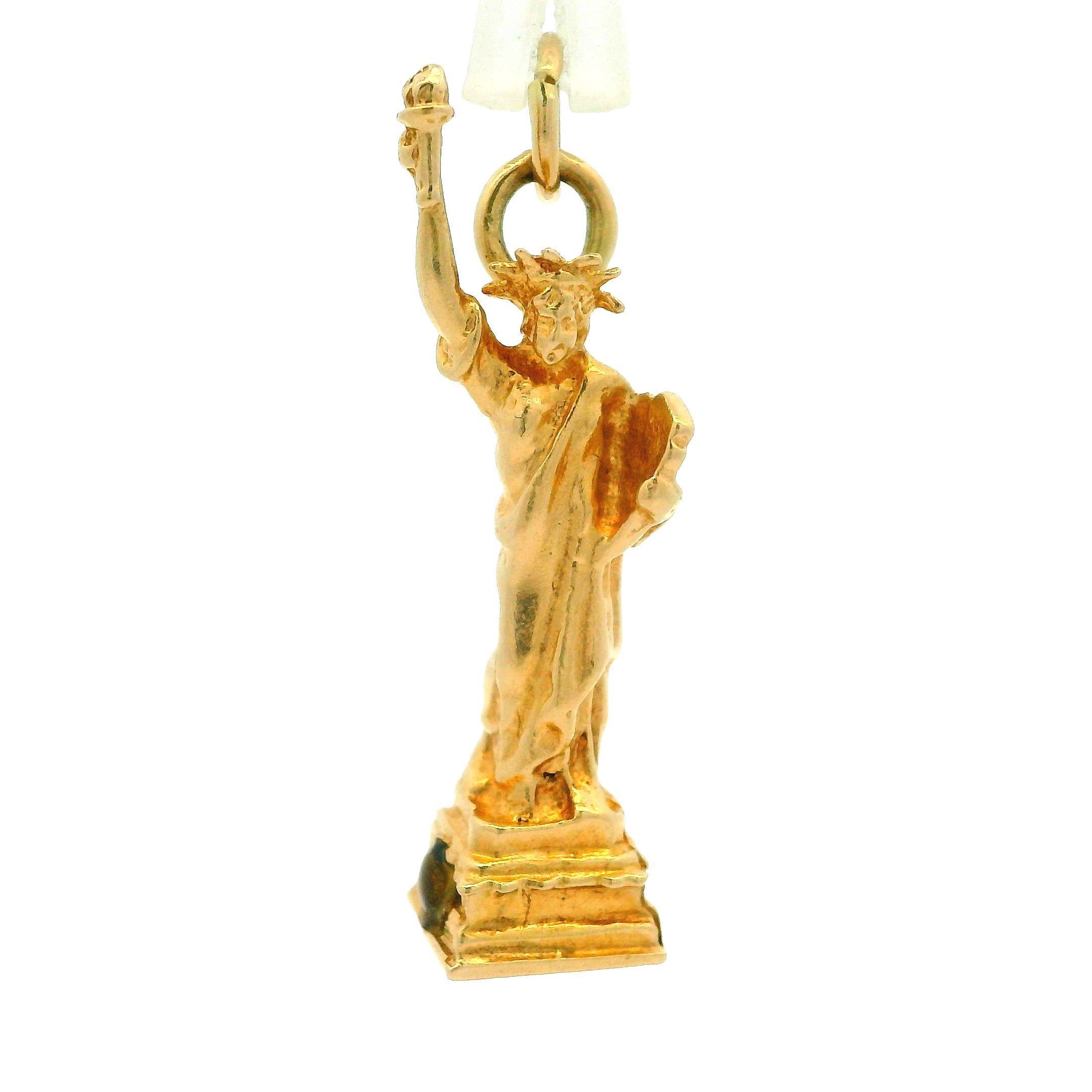 Collectible Gelbgold 3D detaillierte Freiheitsstatue Charm Anhänger im Zustand „Hervorragend“ im Angebot in Montclair, NJ