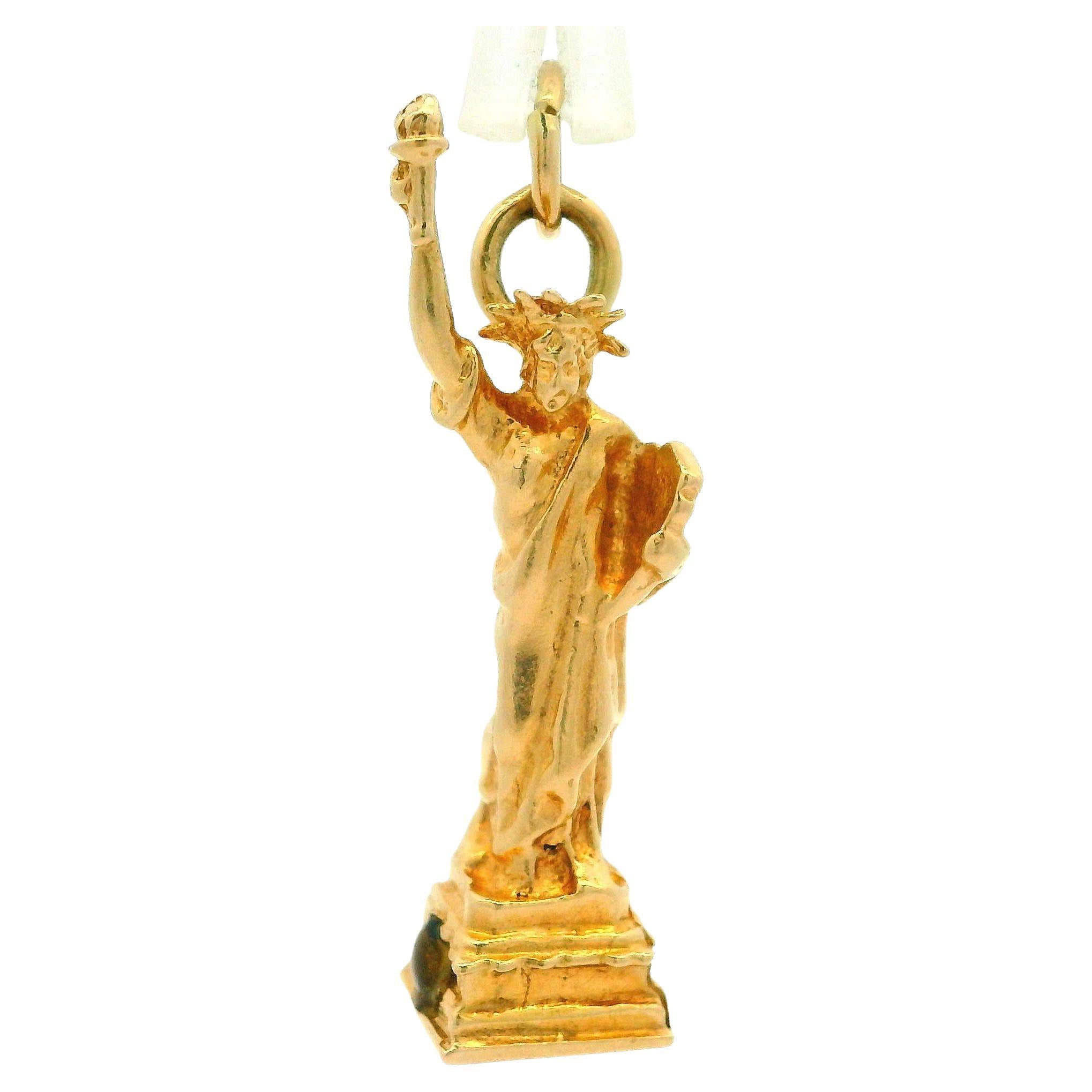 Collectible Gelbgold 3D detaillierte Freiheitsstatue Charm Anhänger im Angebot