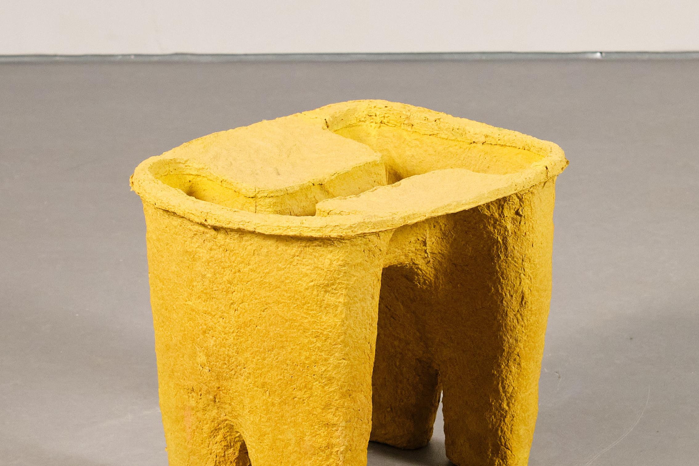 Spagnolo sgabello giallo da collezione realizzato con polpa di carta riciclata da Lagranja Design in vendita