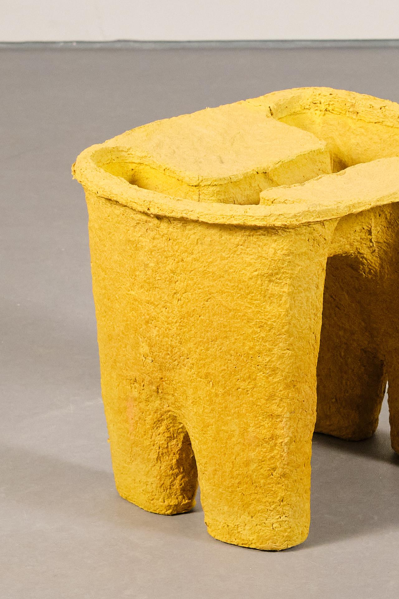 Fatto a mano sgabello giallo da collezione realizzato con polpa di carta riciclata da Lagranja Design in vendita