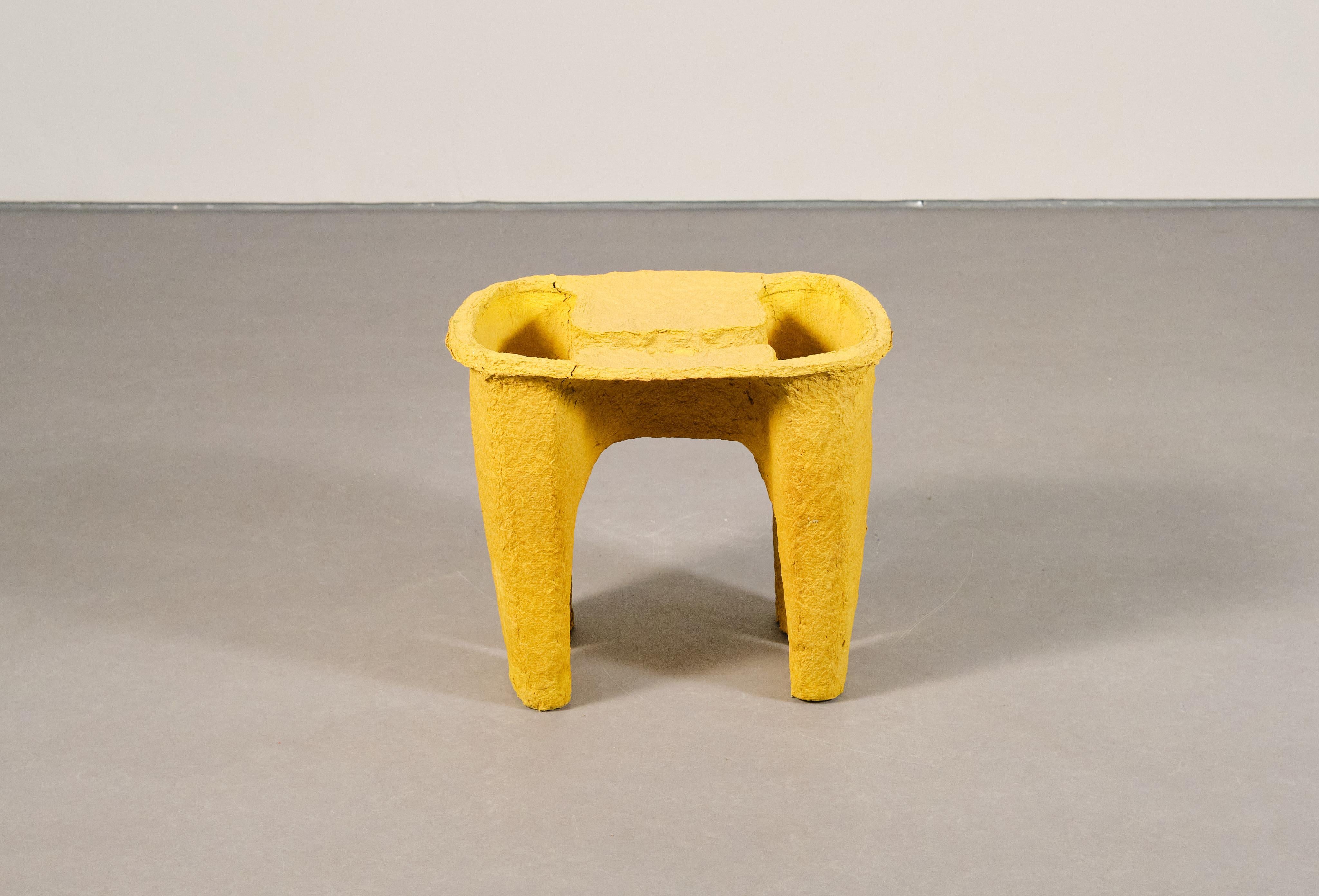 sgabello giallo da collezione realizzato con polpa di carta riciclata da Lagranja Design In condizioni Nuovo in vendita a Barcelona, ES