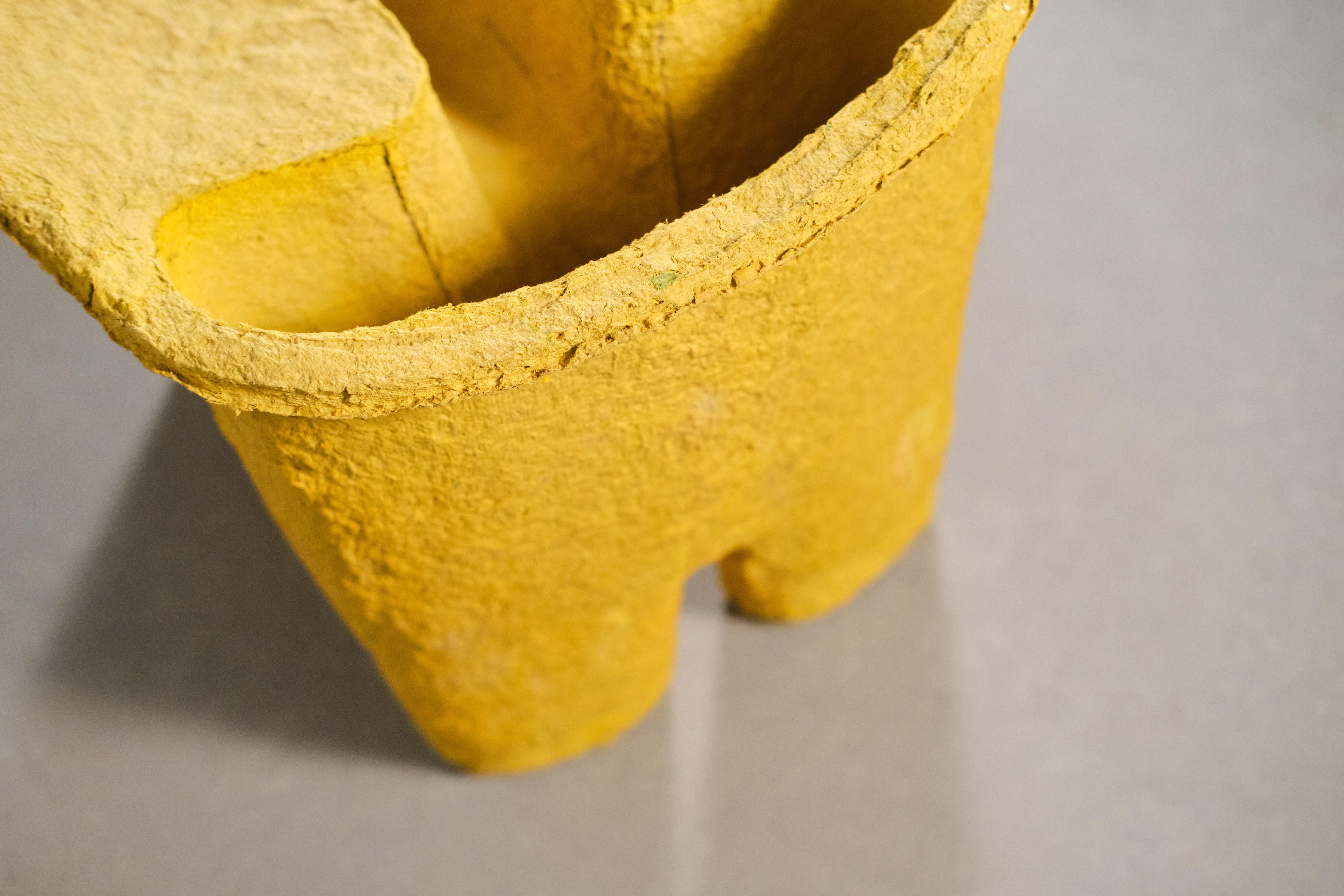 XXI secolo e contemporaneo sgabello giallo da collezione realizzato con polpa di carta riciclata da Lagranja Design in vendita