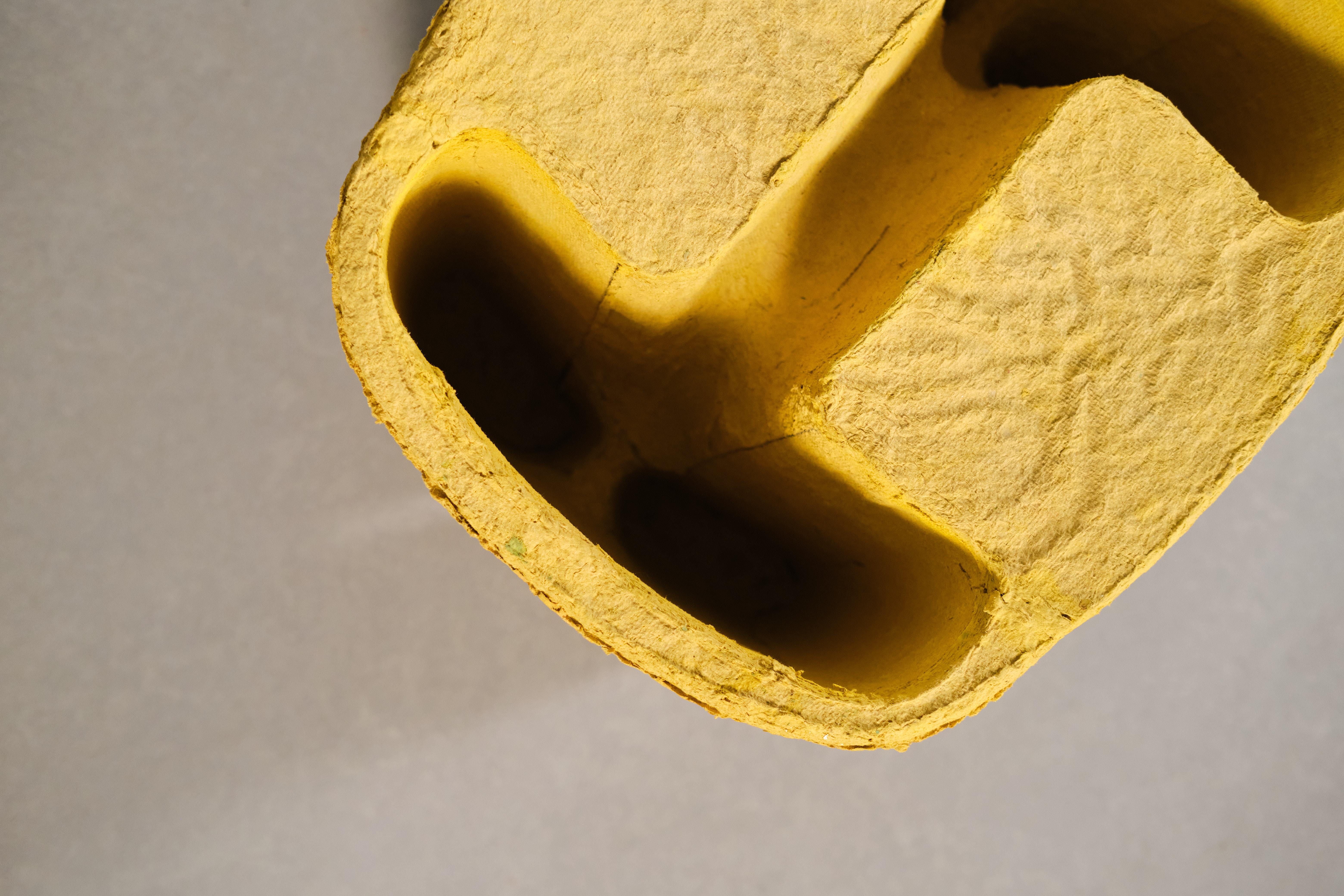Carta sgabello giallo da collezione realizzato con polpa di carta riciclata da Lagranja Design in vendita