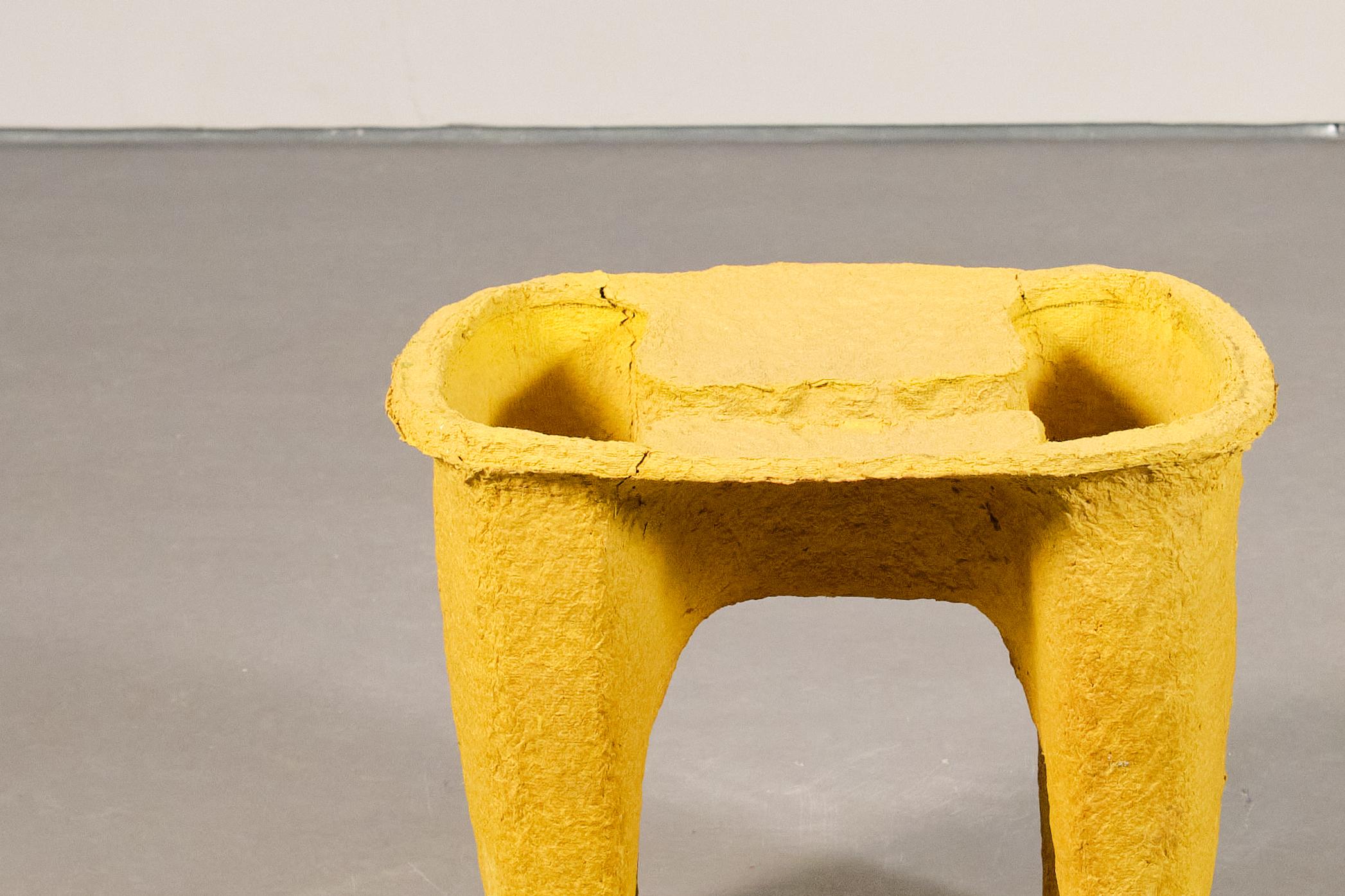 sgabello giallo da collezione realizzato con polpa di carta riciclata da Lagranja Design in vendita 1