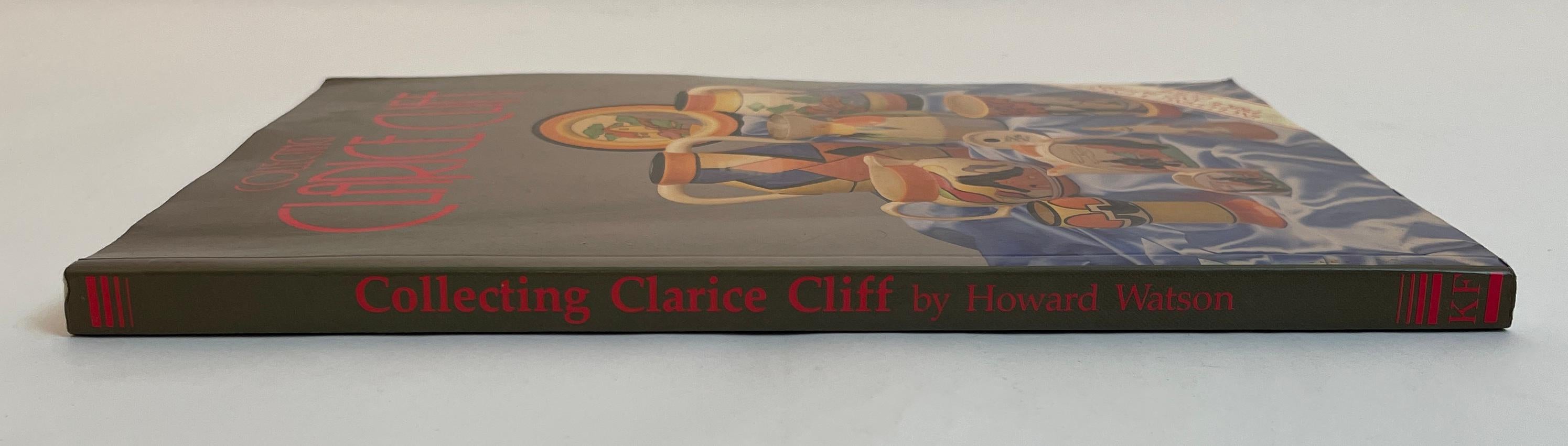 Collectional Clarice Cliff Book par Howard Watson.
Les motifs audacieux et lumineux peints à la main et les formes extraordinaires des céramiques de Clarice Cliff attirent les collectionneurs depuis des décennies.
Il existe maintenant un manuel