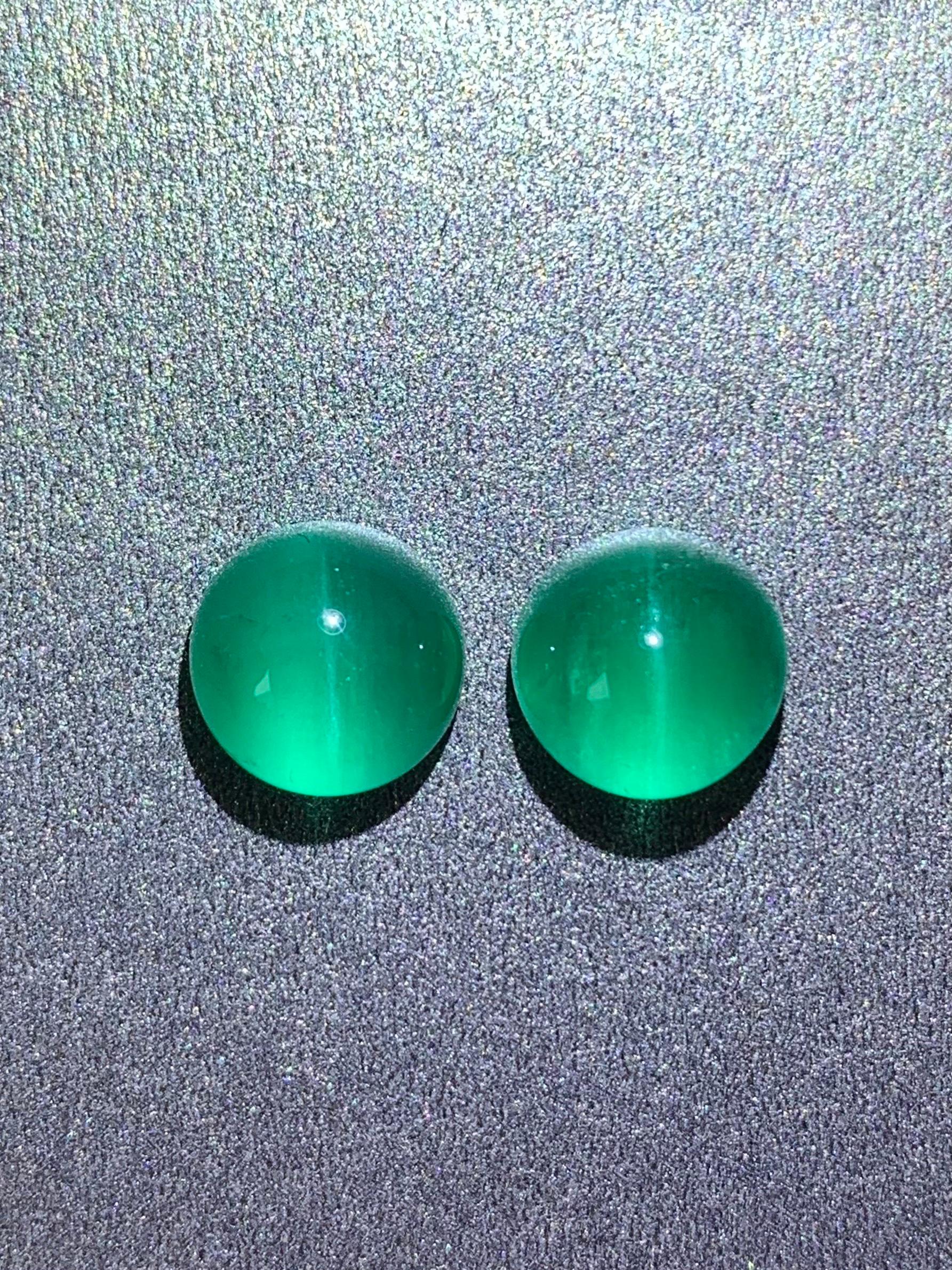 Collection 10.08Ct Zwei GIA Zertifikate Natürliches Paar Smaragd Cat'Eye Lebendiges Grün (Cabochon) im Angebot