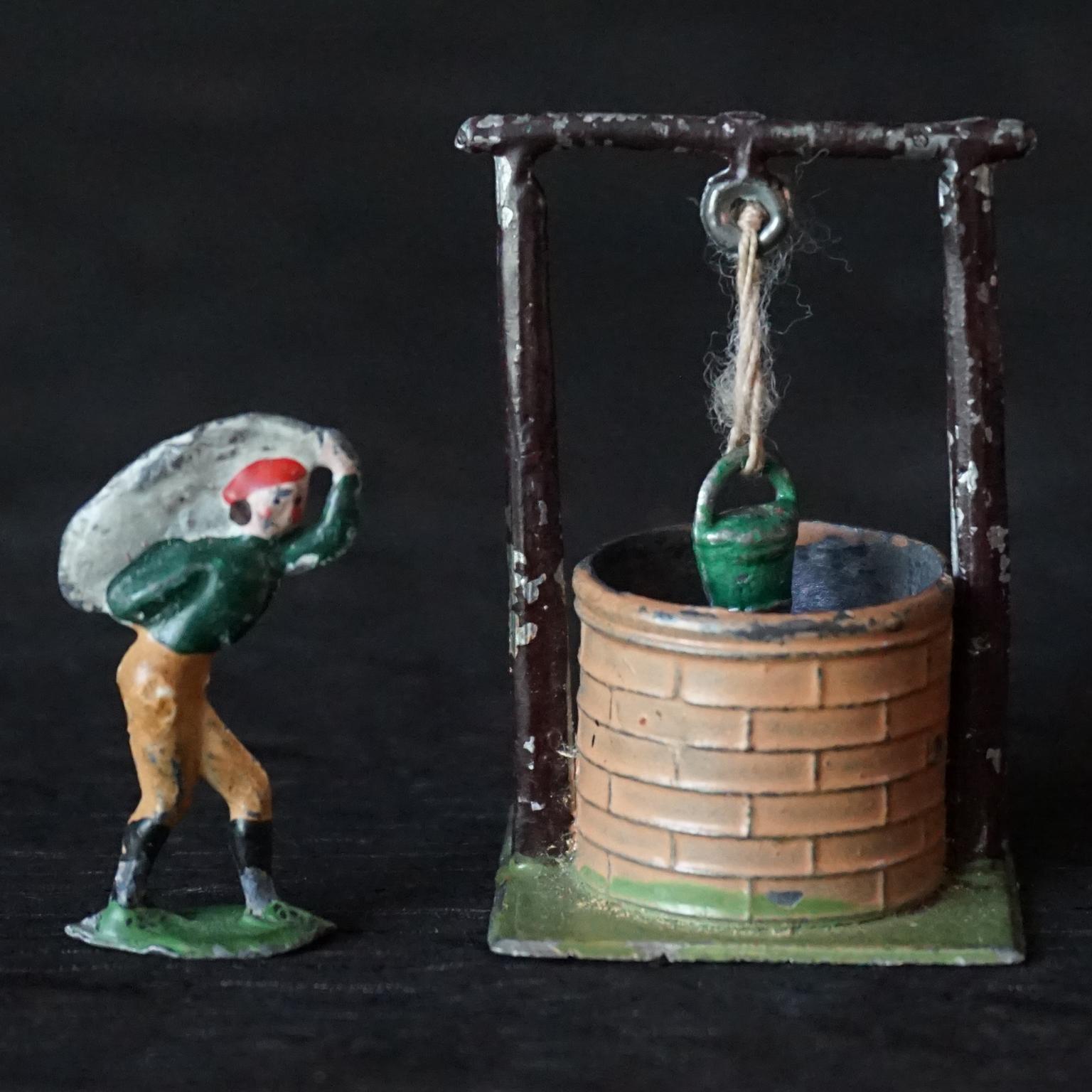 Kollektion 1900er Edwardianische Miniatur-Tin-Spielzeuge Bauern Tiere Menschen und Parkbäume im Angebot 3