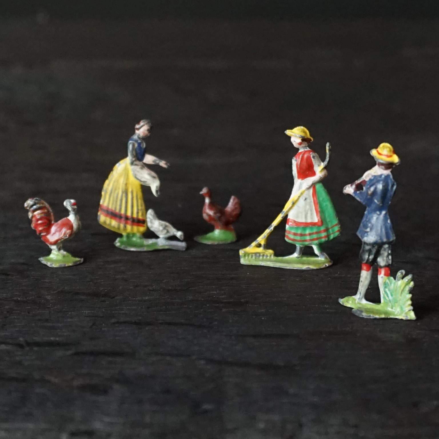 Kollektion 1900er Edwardianische Miniatur-Tin-Spielzeuge Bauern Tiere Menschen und Parkbäume im Angebot 6