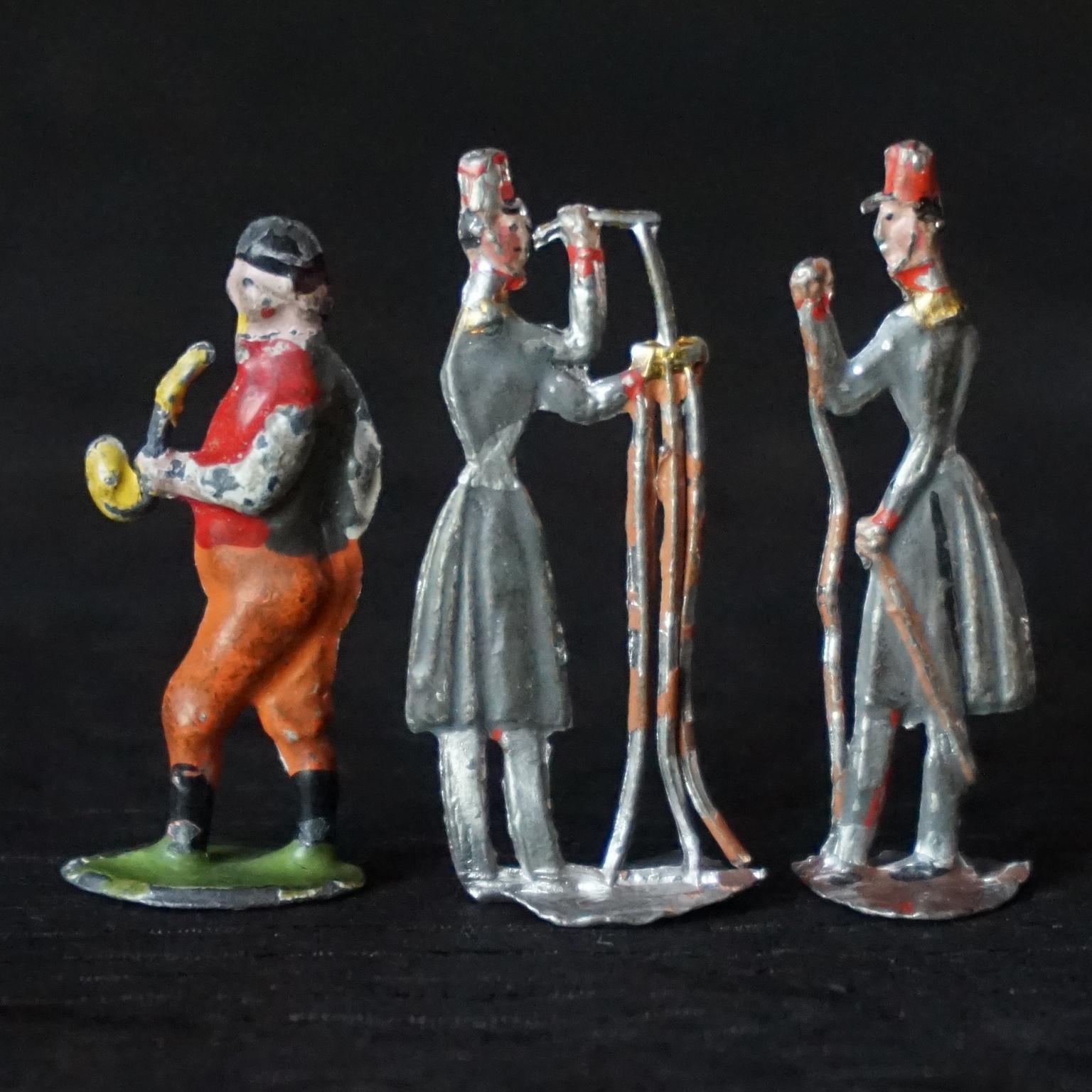 Kollektion 1900er Edwardianische Miniatur-Tin-Spielzeuge Bauern Tiere Menschen und Parkbäume im Angebot 10