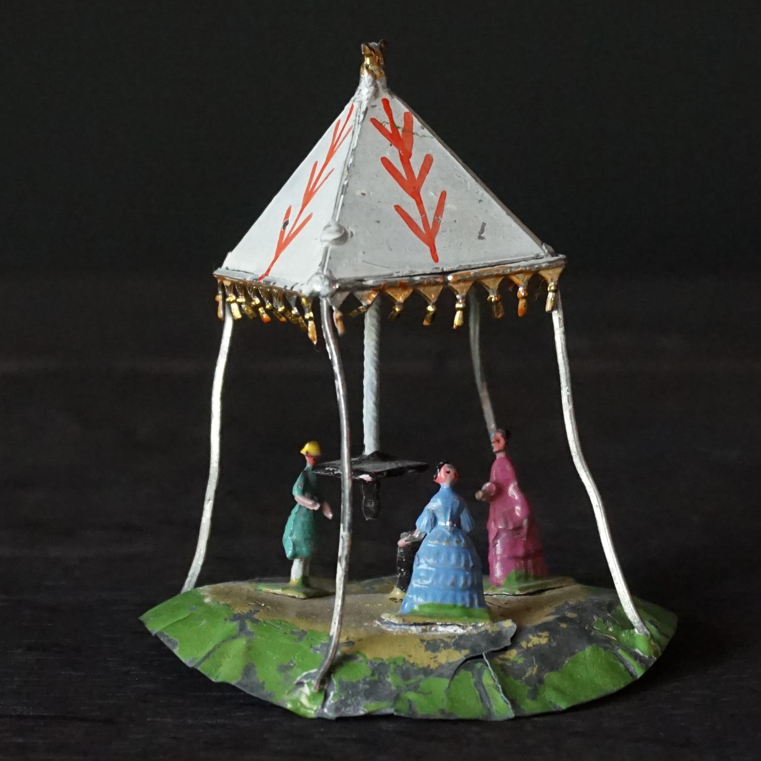 Große Sammlung von Edwardianischen Miniaturspielzeugfiguren aus Zinn aus den 1900er Jahren. 
Ein paar Blechhäuser, ein Schuppen, Pavillons, Blumenbögen, viele Bäume und Sträucher. Taubenschlag, hübsche Zäune, eine Bank, ein Papageienbaum, ein