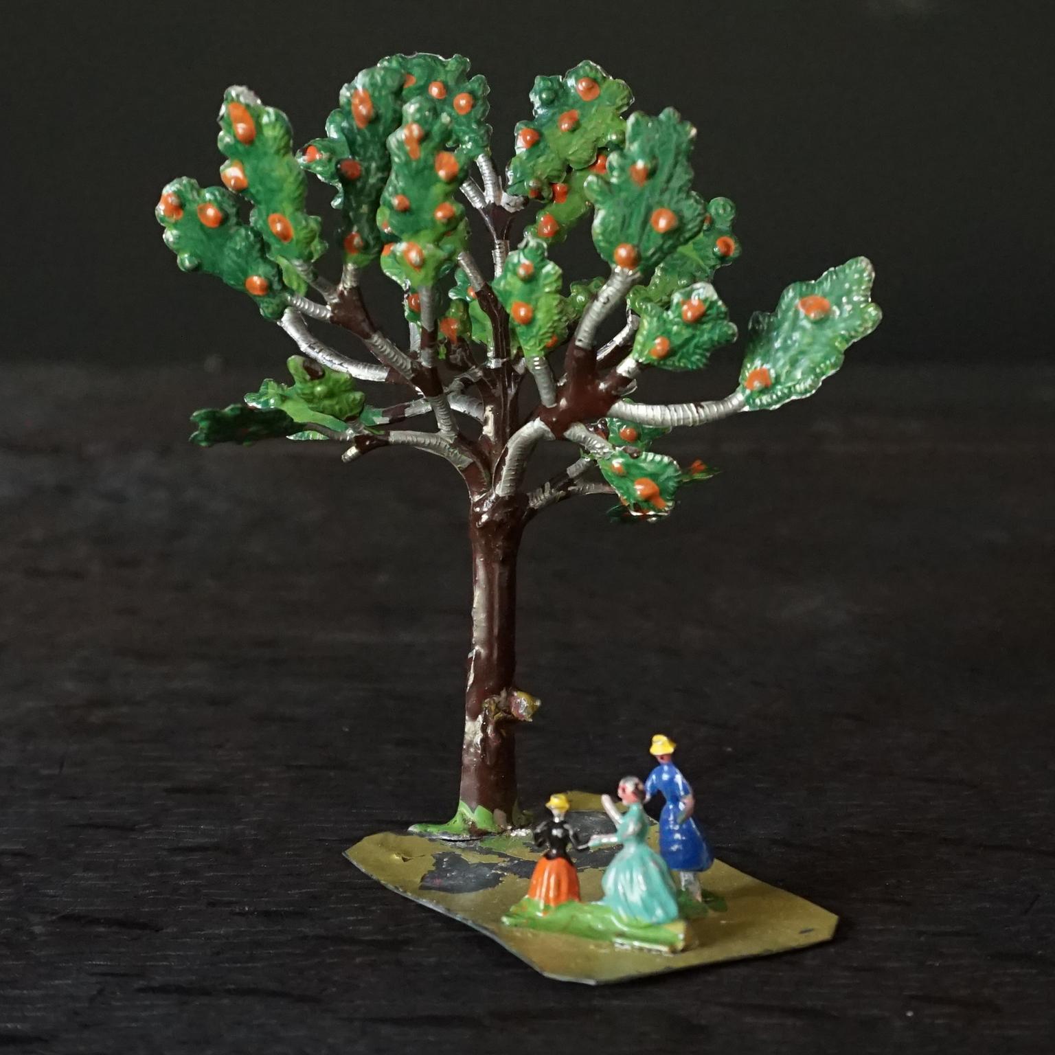 Kollektion 1900er Edwardianische Miniatur-Tin-Spielzeuge Bauern Tiere Menschen und Parkbäume im Angebot 1