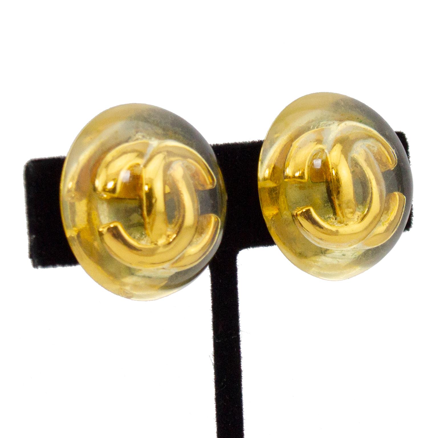 chanel-Ohrringe aus Lucit von 1990 mit schwebendem CC-Logo in Gold von Col 25. Tragbar und schick, perfekt für den Alltag. Mittelgroße Clip Ons mit Chanel-Prägung und 