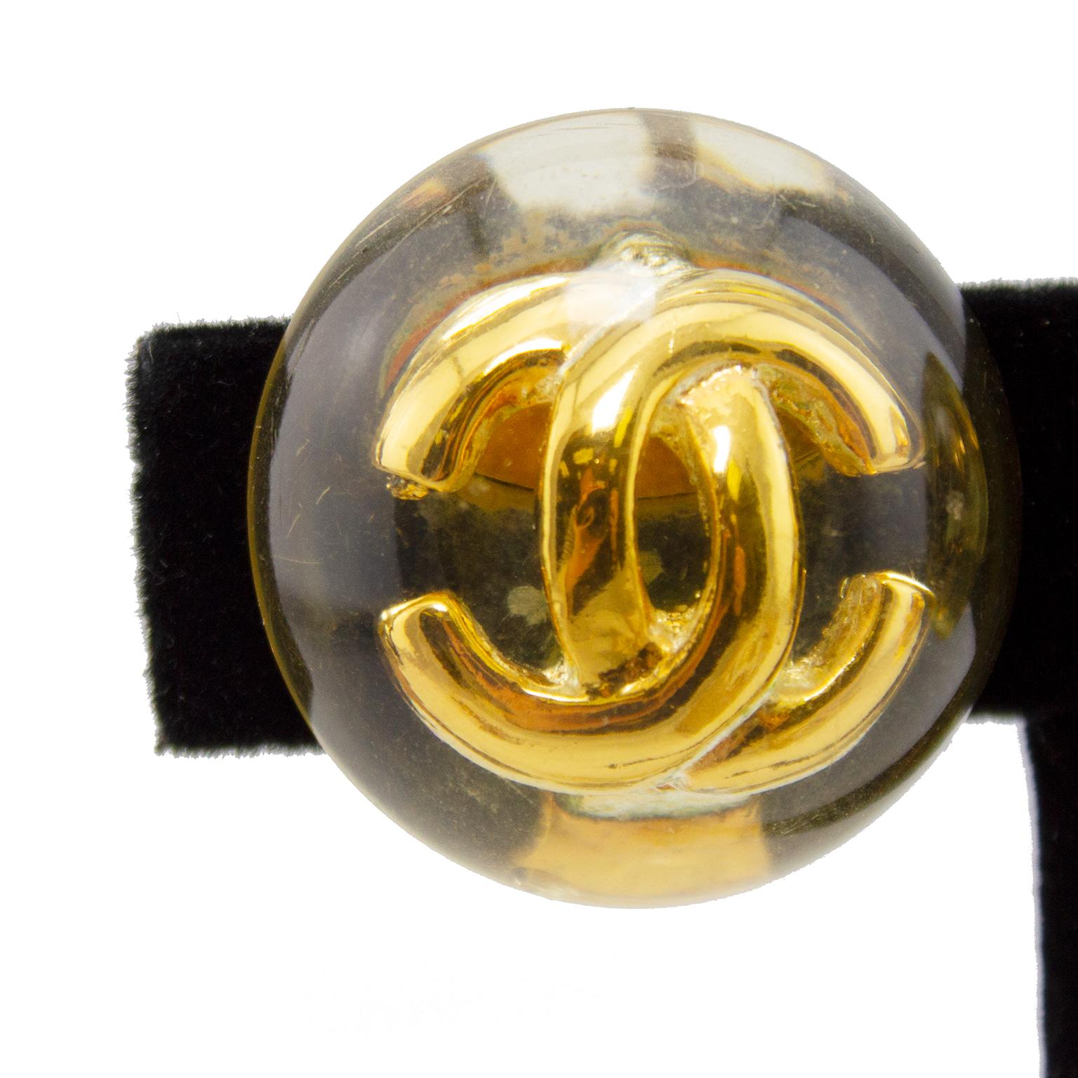  Kollektion 25 Chanel Lucite-Ohrclips mit Gold CC-Logo Damen im Angebot
