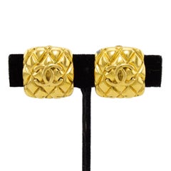 Collection 25 Chanel - Boucles d'oreilles à clip carrées et matelassées