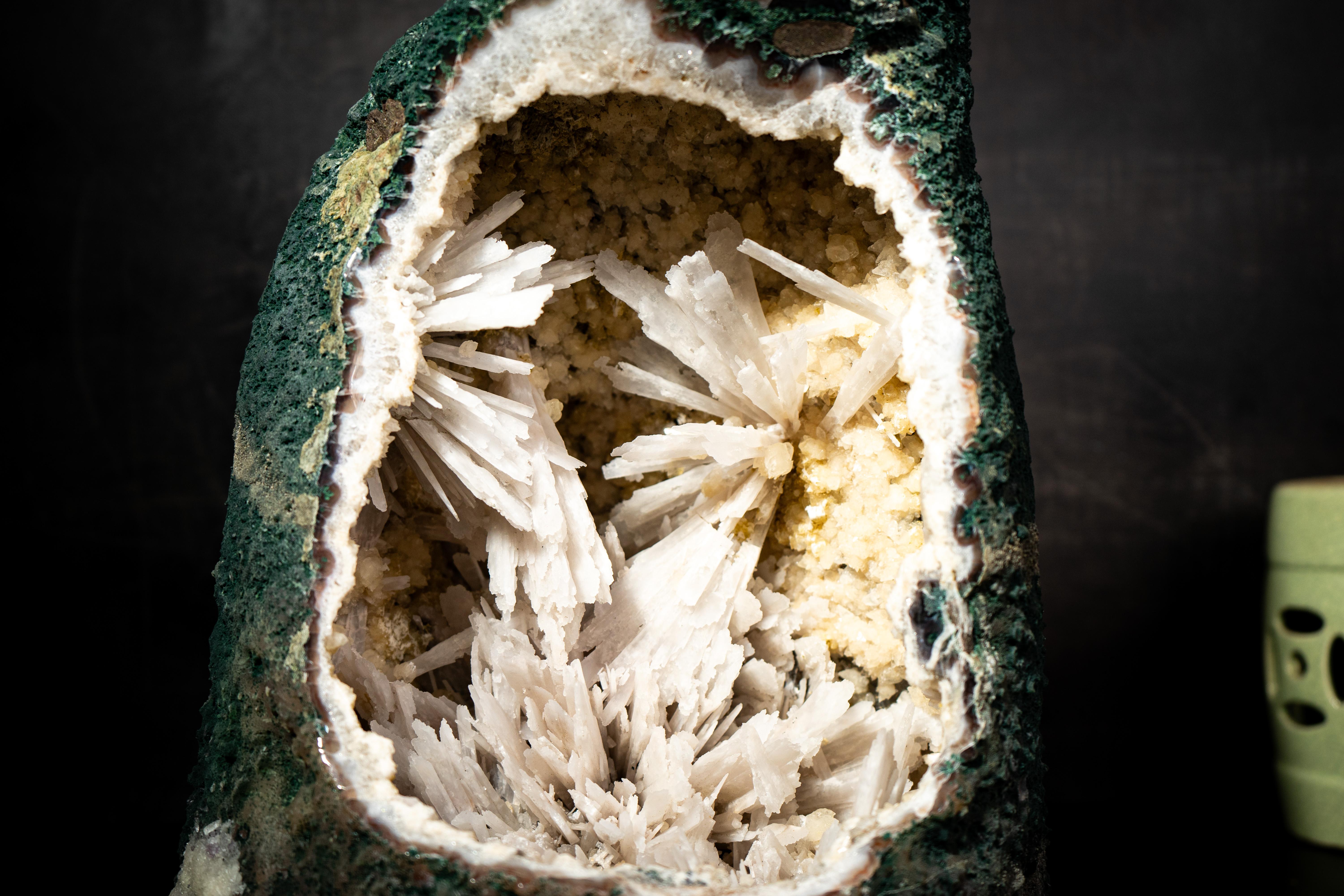 XXI secolo e contemporaneo Collectional Geode di ametista cattedrale con rari fiori pseudomorfi bianchi in vendita