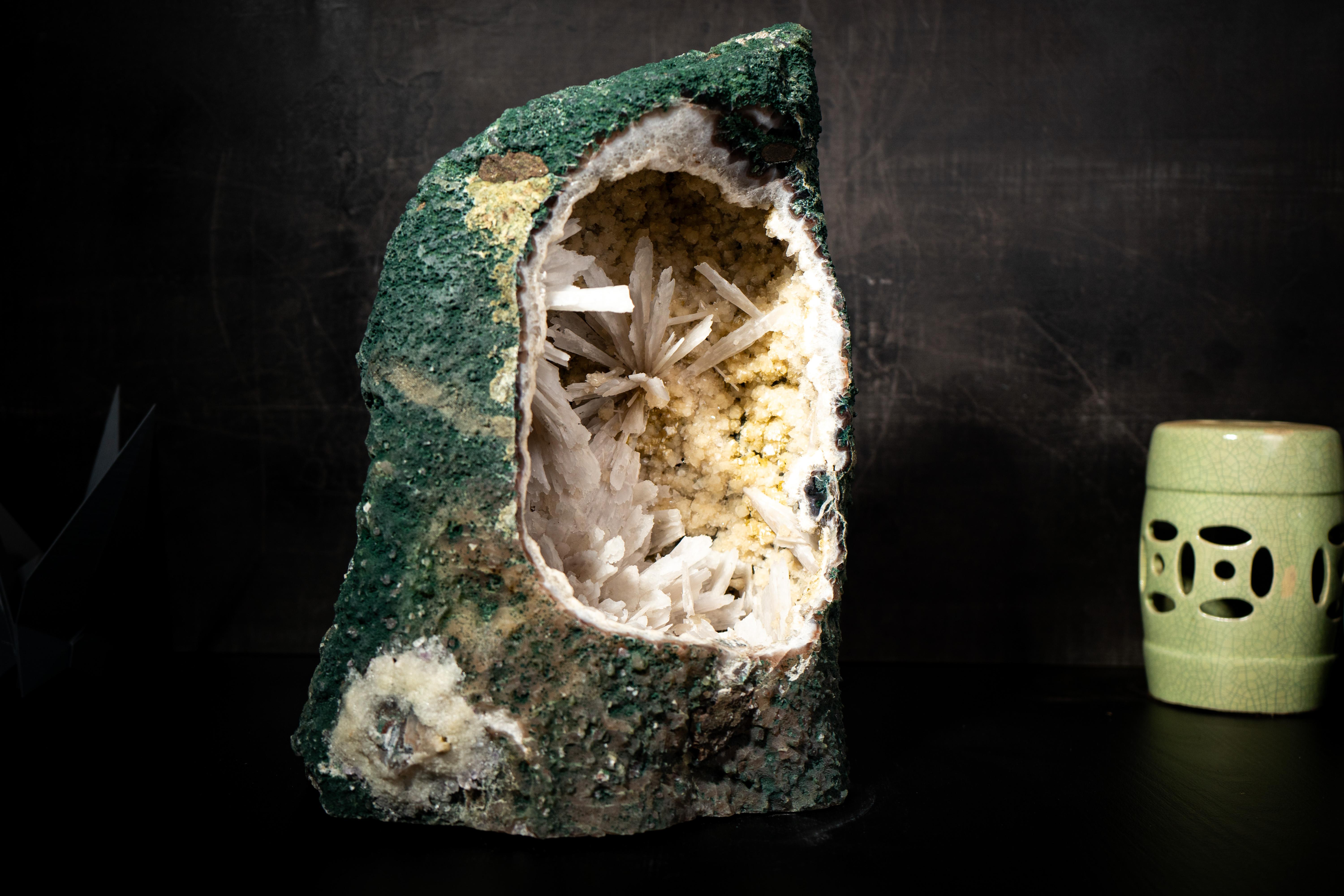 Collectional Geode di ametista cattedrale con rari fiori pseudomorfi bianchi in vendita 1