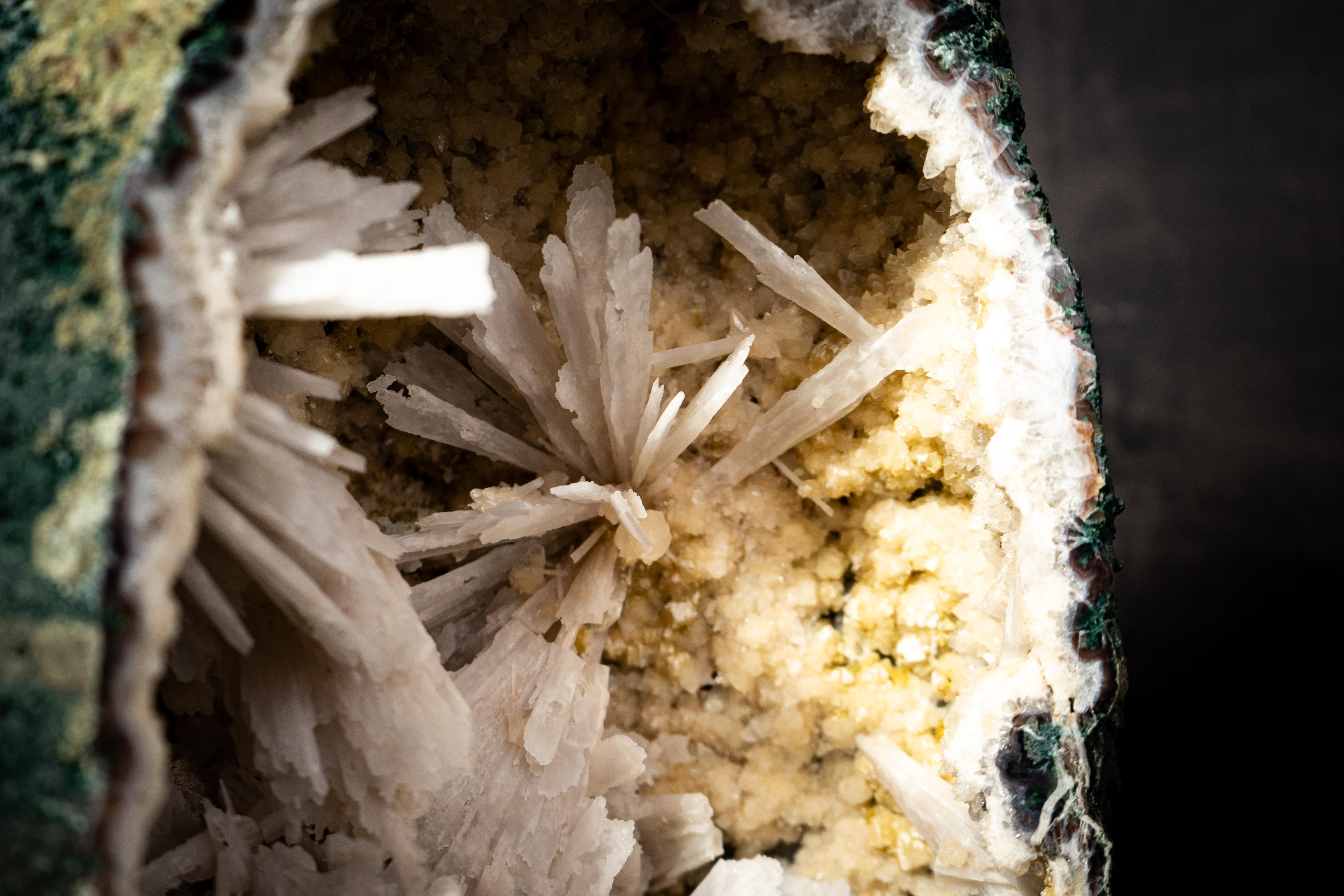 Collectional Geode di ametista cattedrale con rari fiori pseudomorfi bianchi in vendita 2