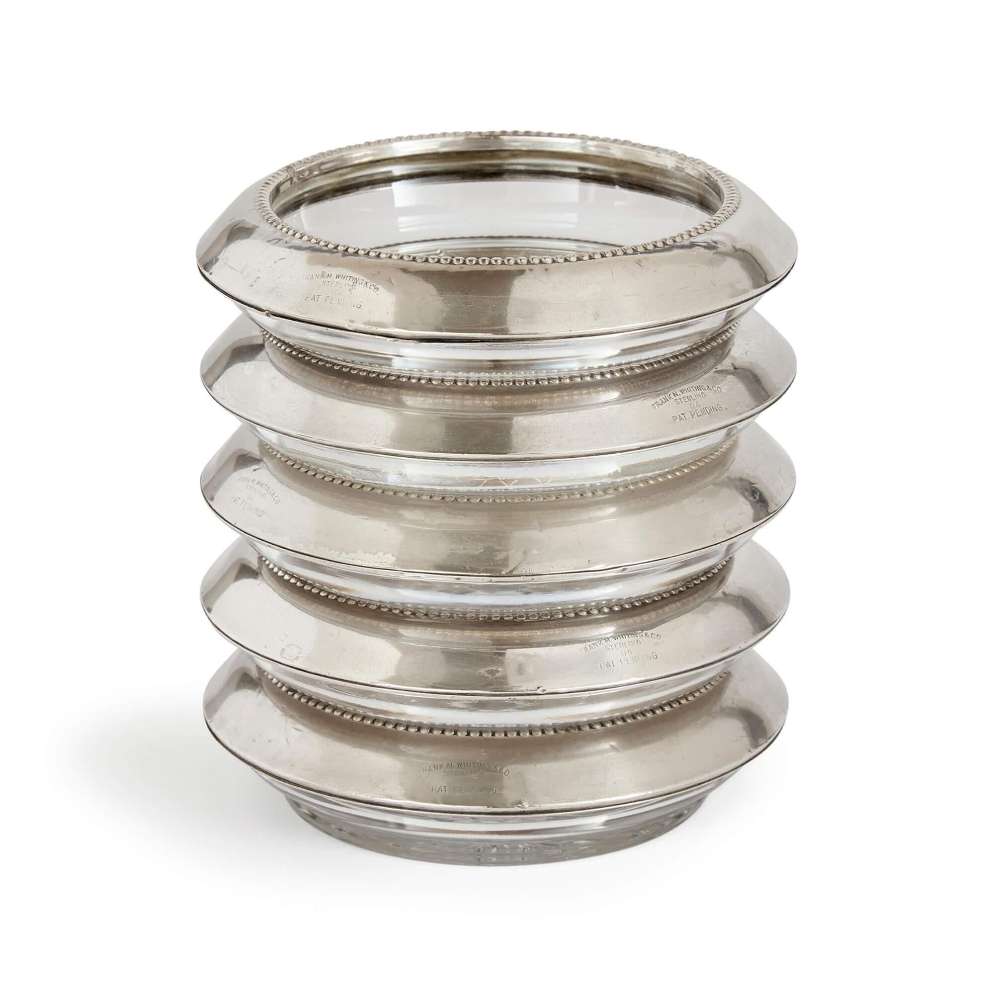 Collection'S Cinque sottobicchieri americani in argento Sterling Cut Glass Frank M. Whiting & Co. 
Americano, inizio XX secolo 
Altezza 3 cm, diametro 10 cm

Un raffinato set di cinque sottobicchieri in argento e vetro realizzati in America dai
