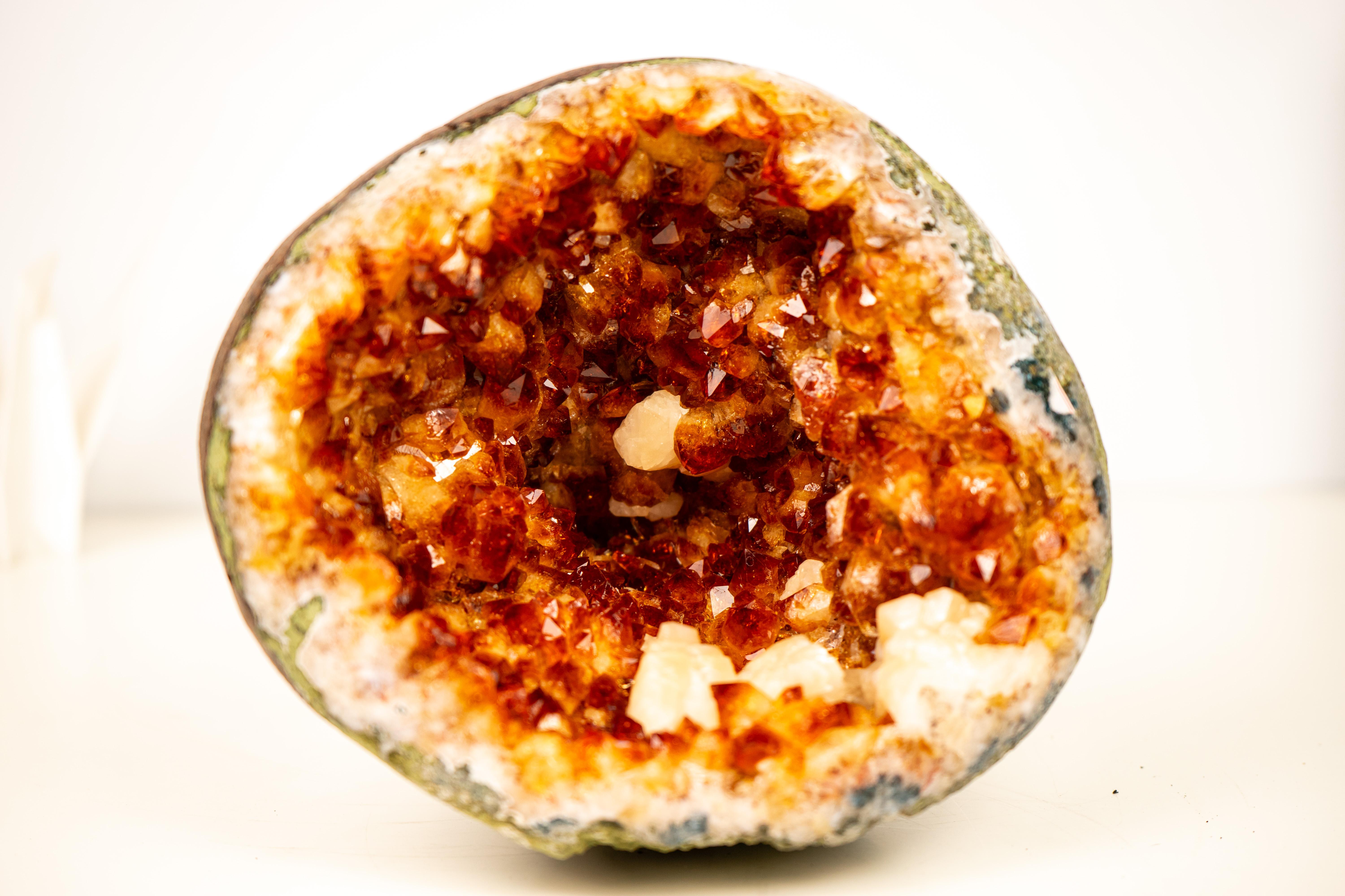 Piccola grotta di geodi di citrino naturale di qualità da collezione con inclusioni di calcite e druzy di citrino arancione di alta qualità

▫️ Descrizione ▫️

Con la sua intensa tonalità arancione e la sua naturale forma a grotta, questo geode di