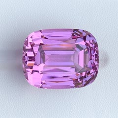 Pietra preziosa naturale di kunzite (spodumene) di colore rosa violetto intenso, di qualità da collezione