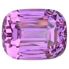 Pietra preziosa naturale di kunzite (spodumene) di colore rosa violetto intenso, di qualità da collezione