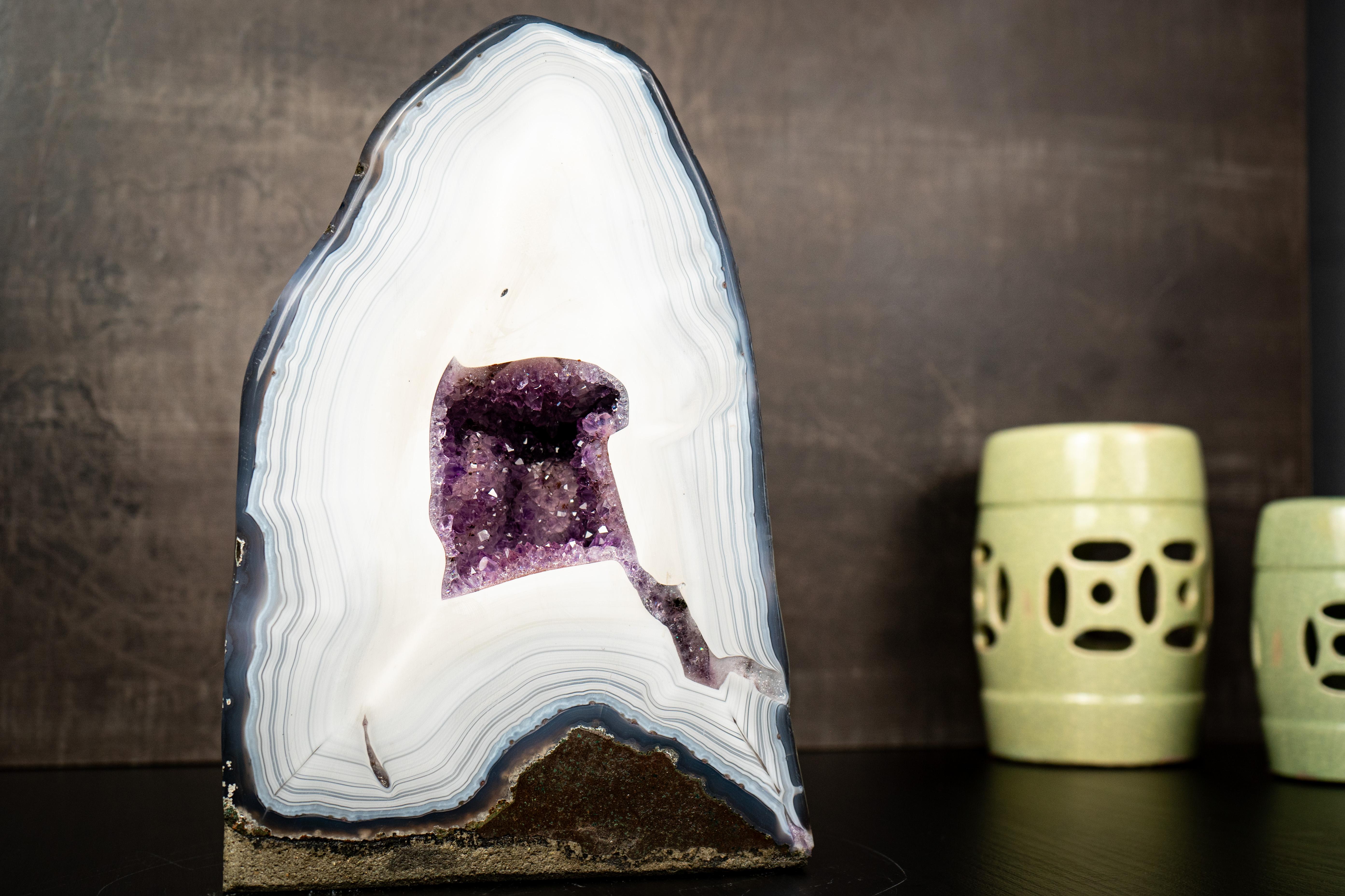 Collection-Grade White Lace Agate Geode with Violet Druzy Cave In New Condition For Sale In Ametista Do Sul, BR