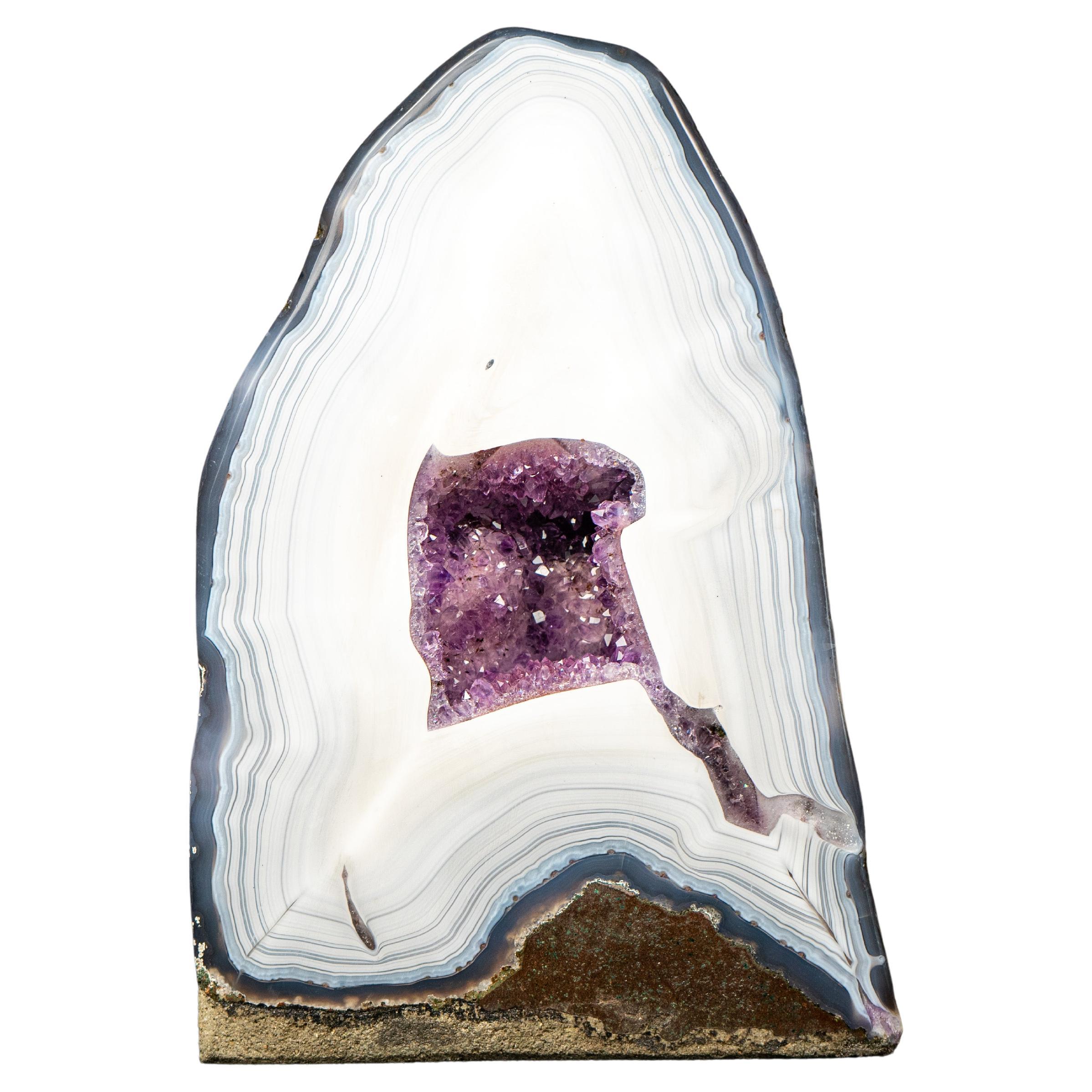 The Collective-Grade White Lace Agate Geode with Violet Druzy Cave (Géode d'agate blanche à dentelle et grotte de druze violette)