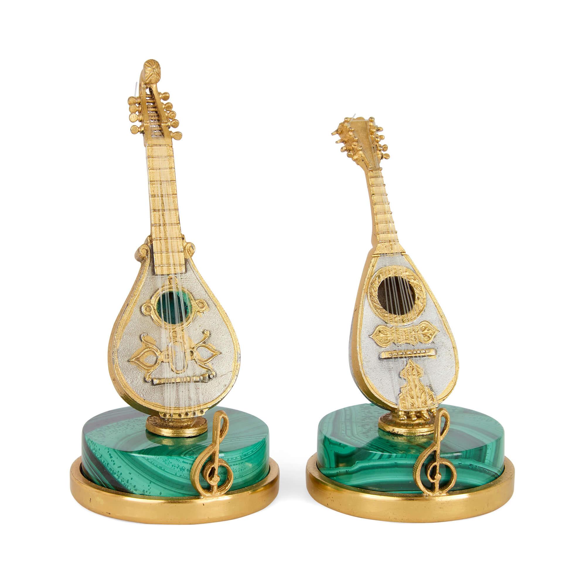 Collectional Strumenti musicali italiani in miniatura in Greene & Greene Silver Vermeil 
Italiano, XX secolo 
Il più grande (arpa): Altezza 6 cm, diametro 3,7 cm

Questo delicato insieme di strumenti musicali in miniatura mostra una superba