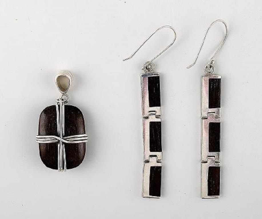 Collection jewelry of sterling silver, most with mountings of ebony, consisting of 6 rings, two pendants and a pair of ear hangers.
Danish design.
Assorted ring sizes.
In perfect condition.