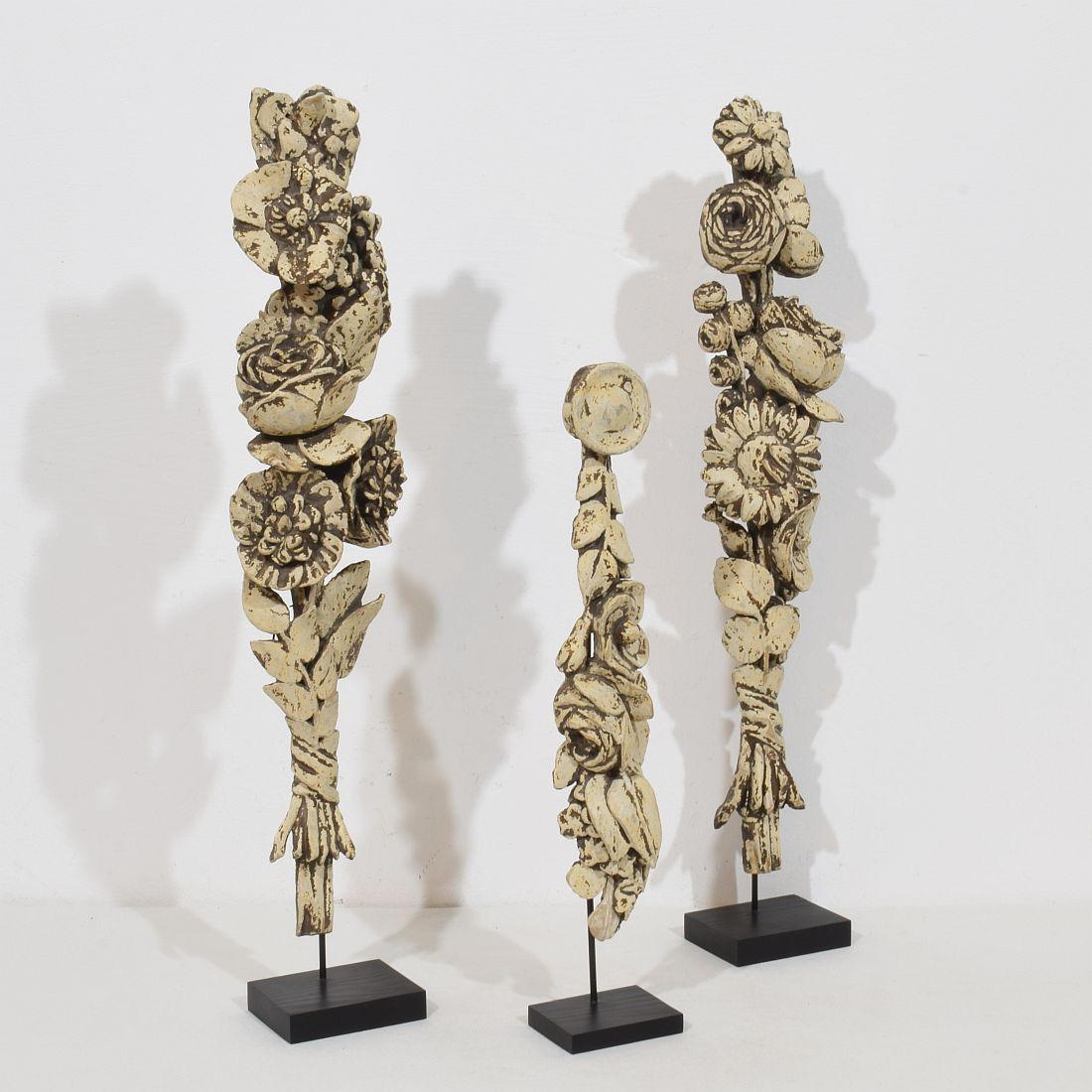 Collection Late 18th Century French Neoclassical Carved Wooden Ornaments In Good Condition For Sale In Buisson, FR