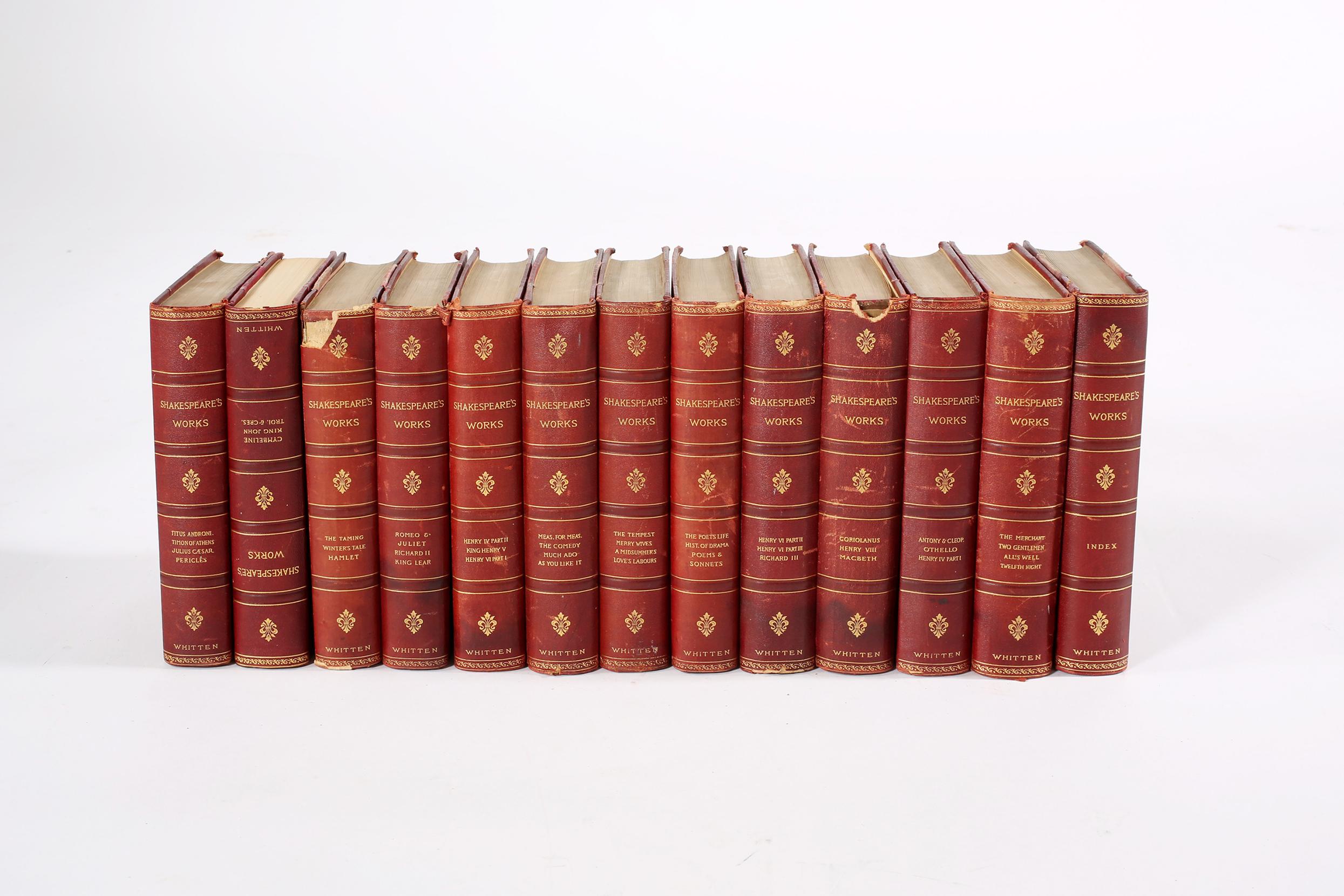 Collectional de livres de bibliothèque reliés en cuir doré, ensemble de treize volumes. Les œuvres de William Shakespeare / Le texte de Cambridge. Chaque livre est en bon état. Usure mineure correspondant à l'âge / à l'utilisation. Chaque livre