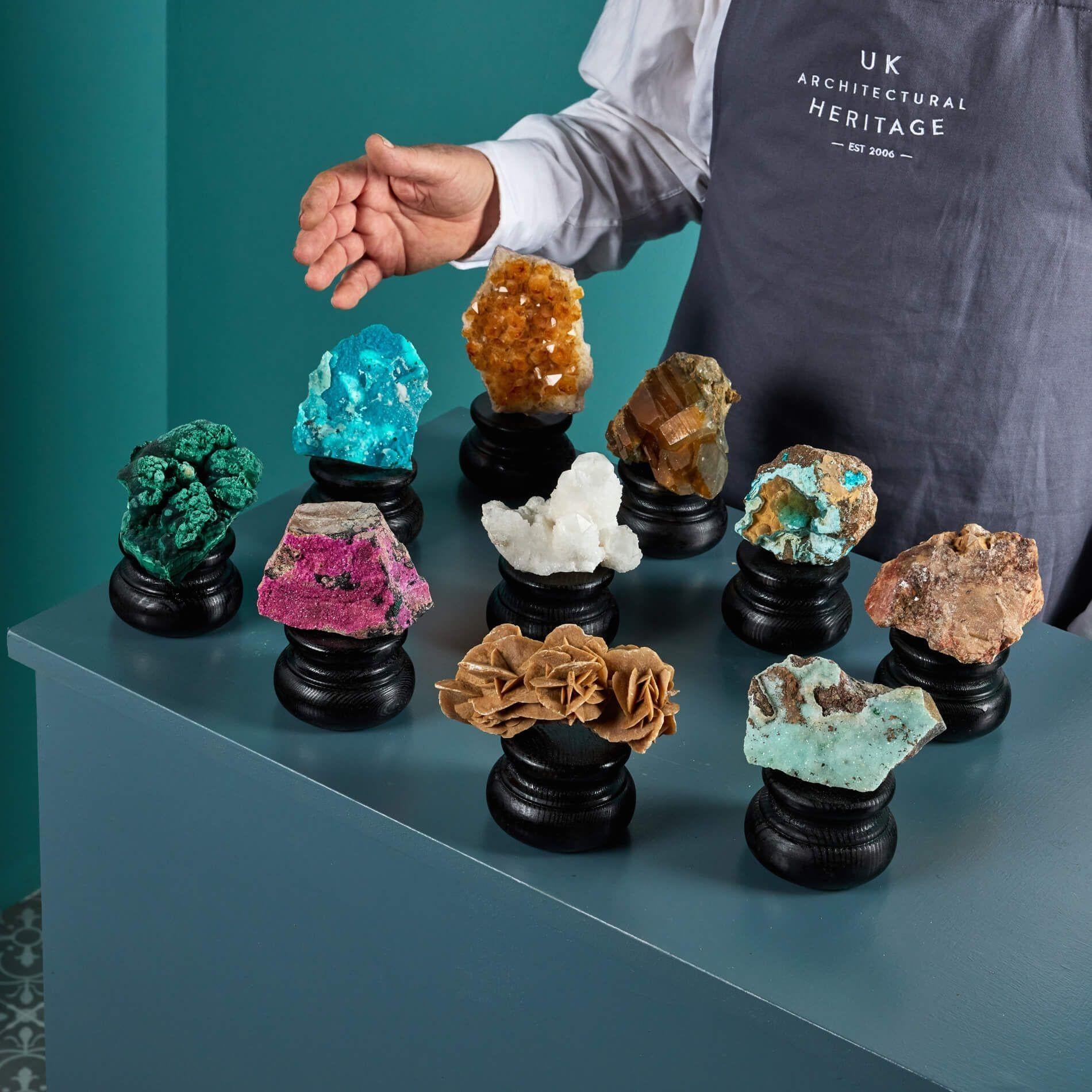 Colección variada y fascinante de 10 ejemplares de minerales naturales, ex. colección privada británica.

Presentado cada uno en un exclusivo zócalo de exposición pintado de pequeño tamaño, este grupo contiene una serie de impresionantes ejemplares