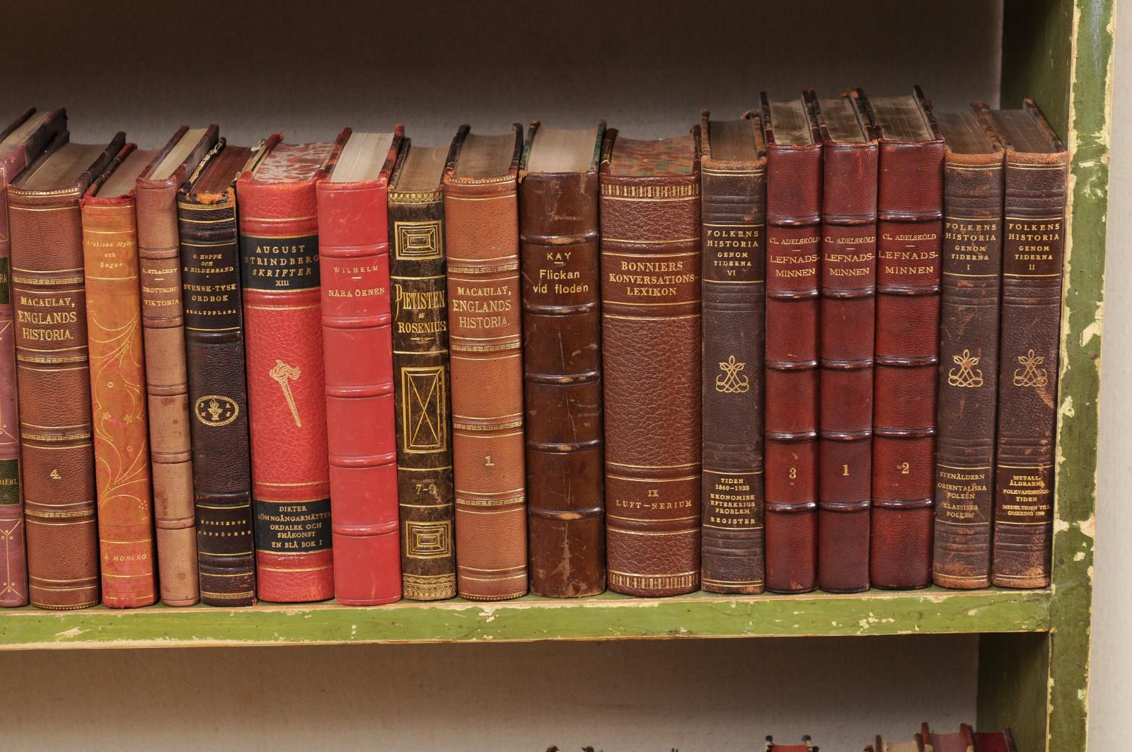 Kollektion von 100 schwedischen, antiken, ledergebundenen Büchern, Run for Bookshelves im Angebot 4