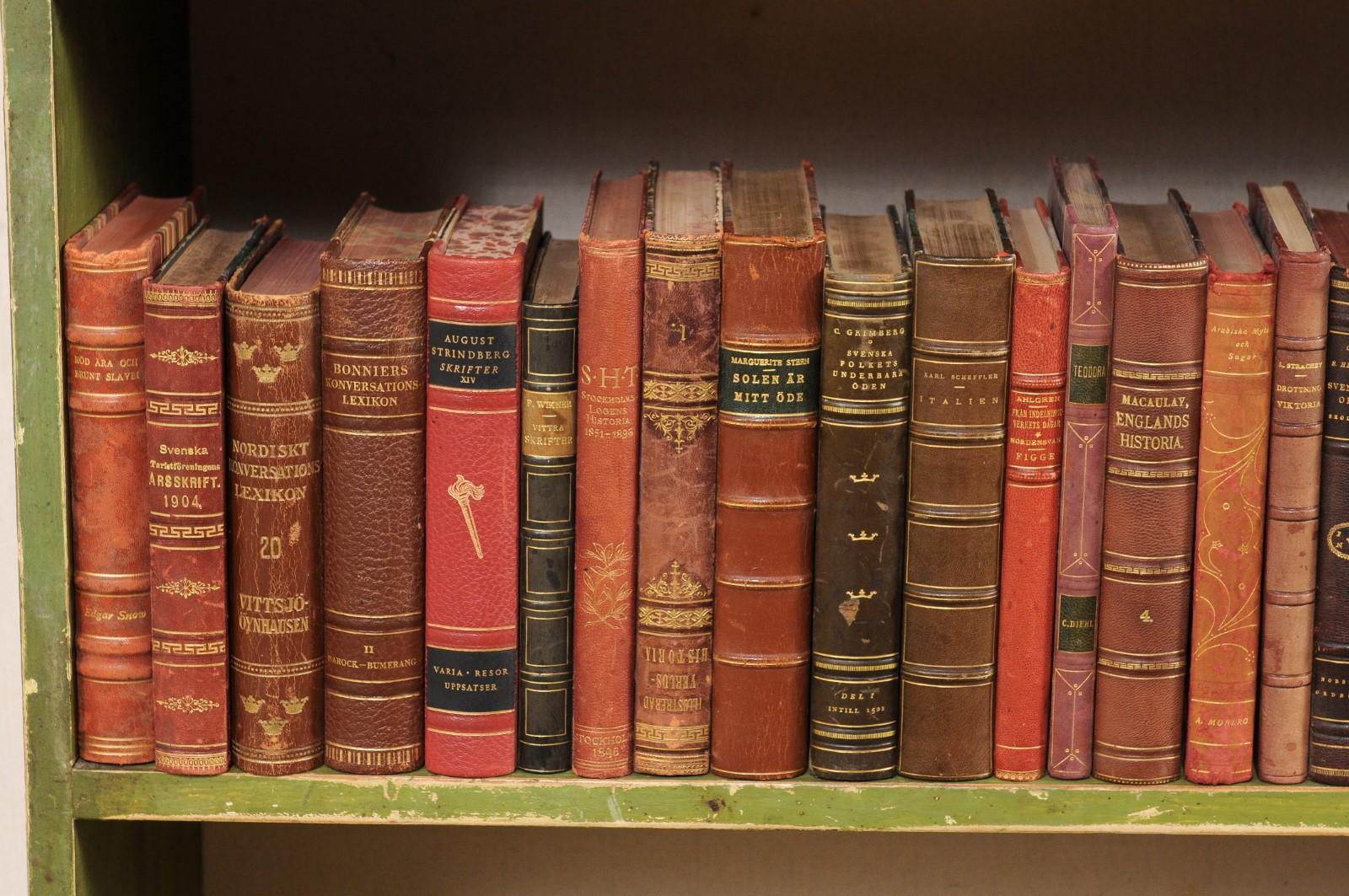 Kollektion von 100 schwedischen, antiken, ledergebundenen Büchern, Run for Bookshelves im Angebot 3