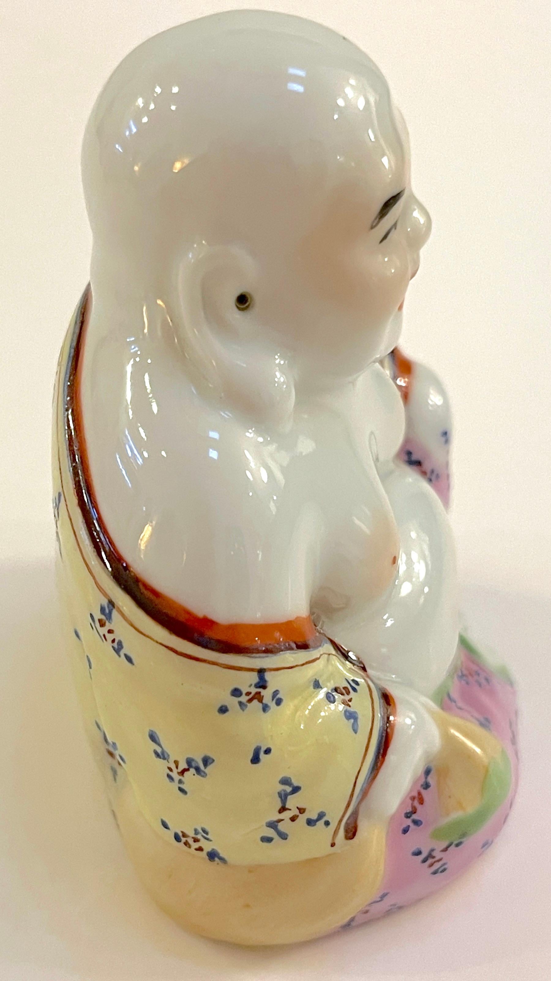 Collection de 12 Bouddhas diminutifs en porcelaine Famille-Verte d'exportation chinoise en vente 2