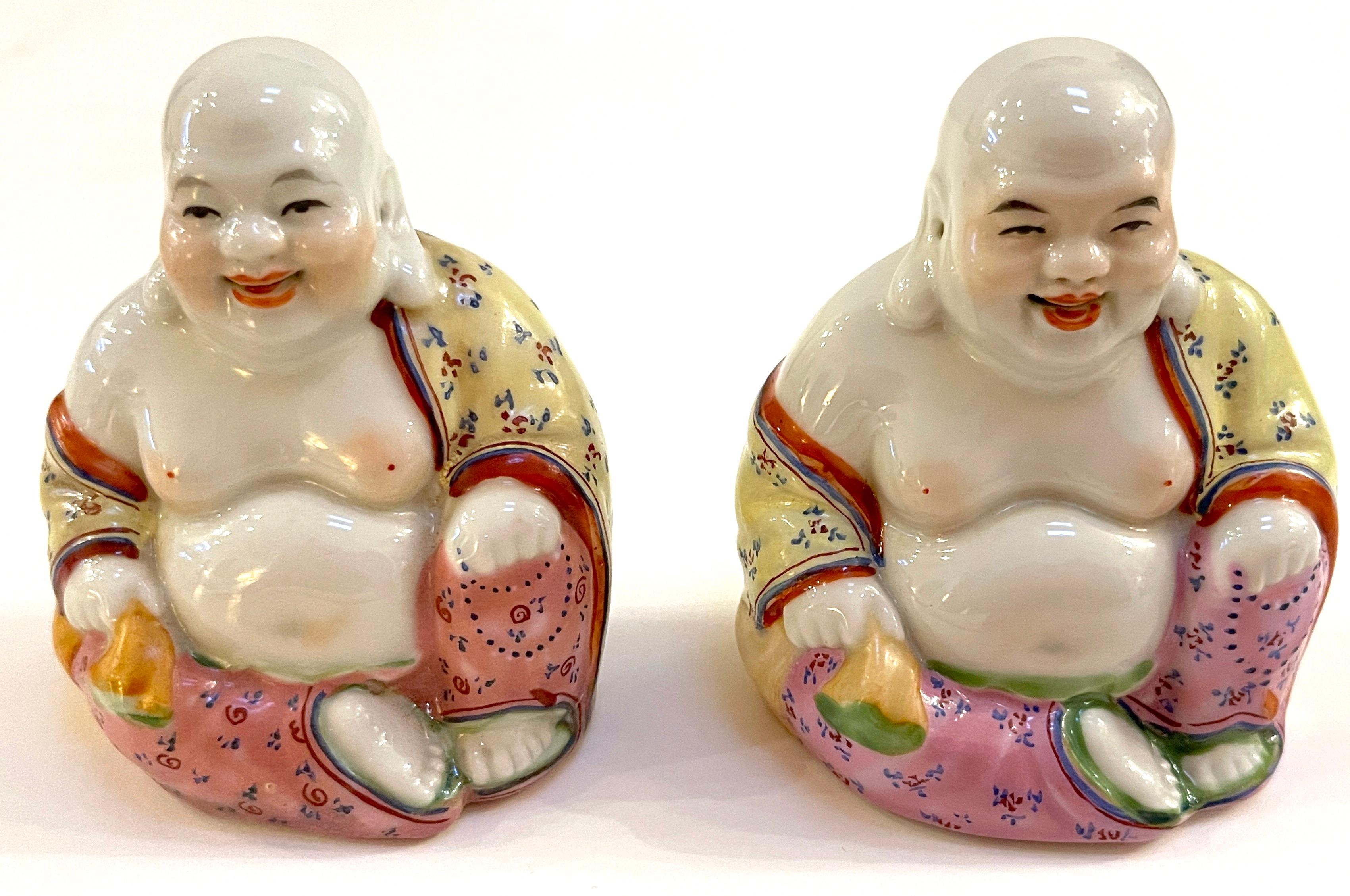Collection de 12 Bouddhas diminutifs en porcelaine Famille-Verte d'exportation chinoise en vente 5